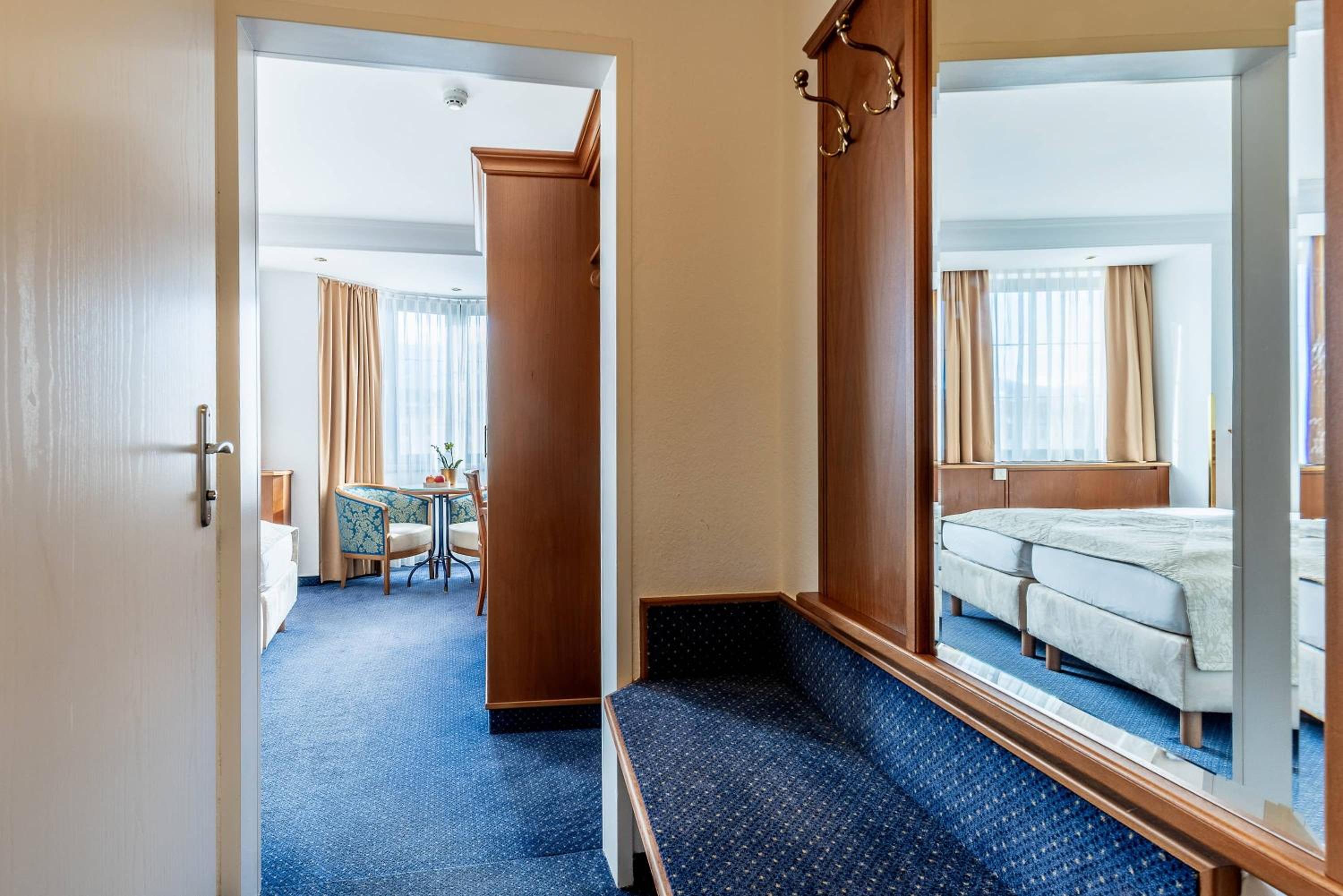 Medium Double Room with River View - Photo 3