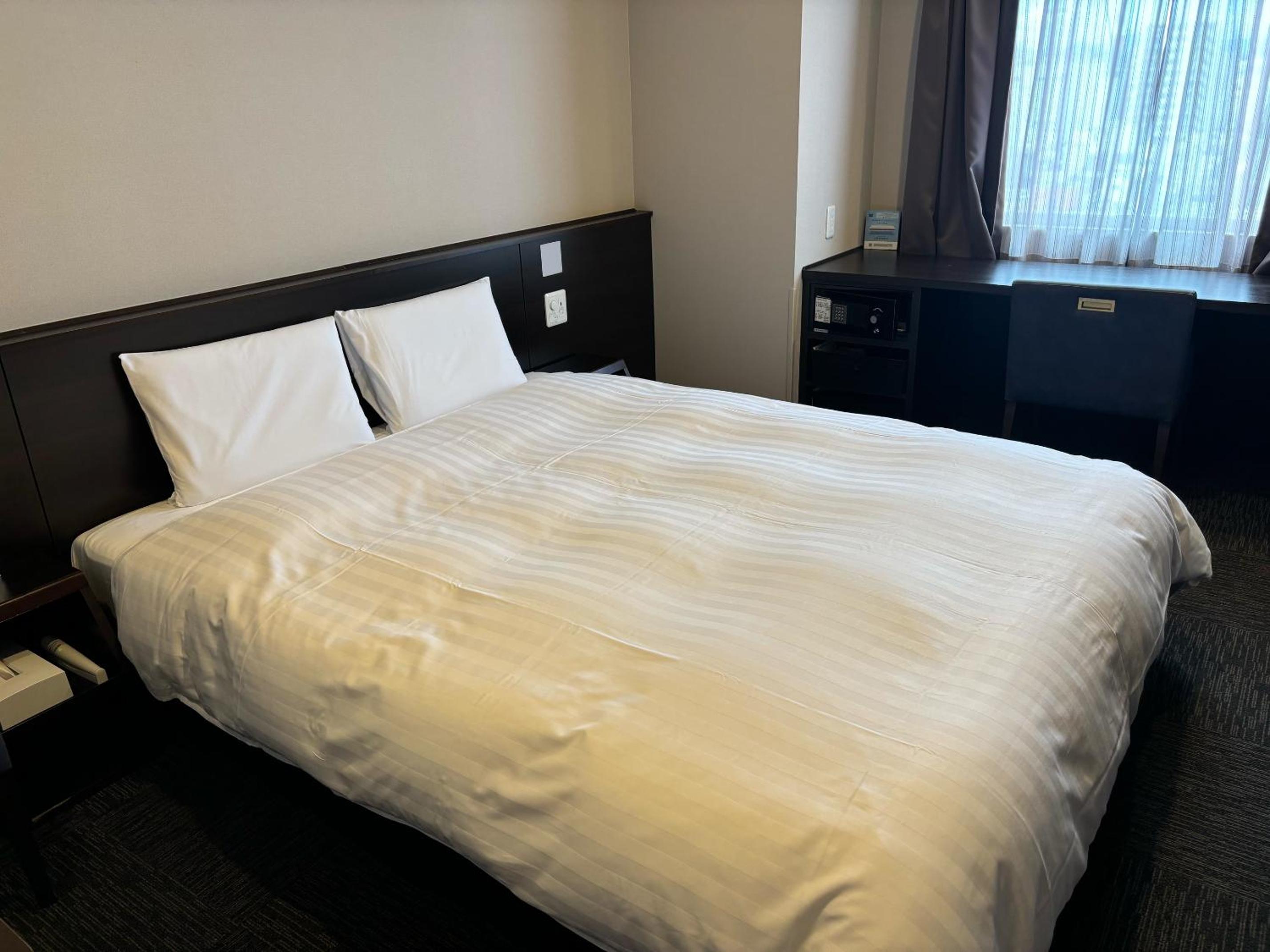 Deluxe Queen Room -Smoking - No Daily Cleaning