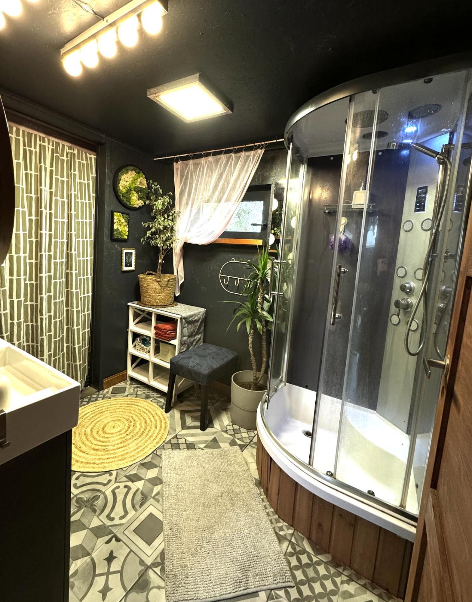 One-Bedroom House - Photo 55