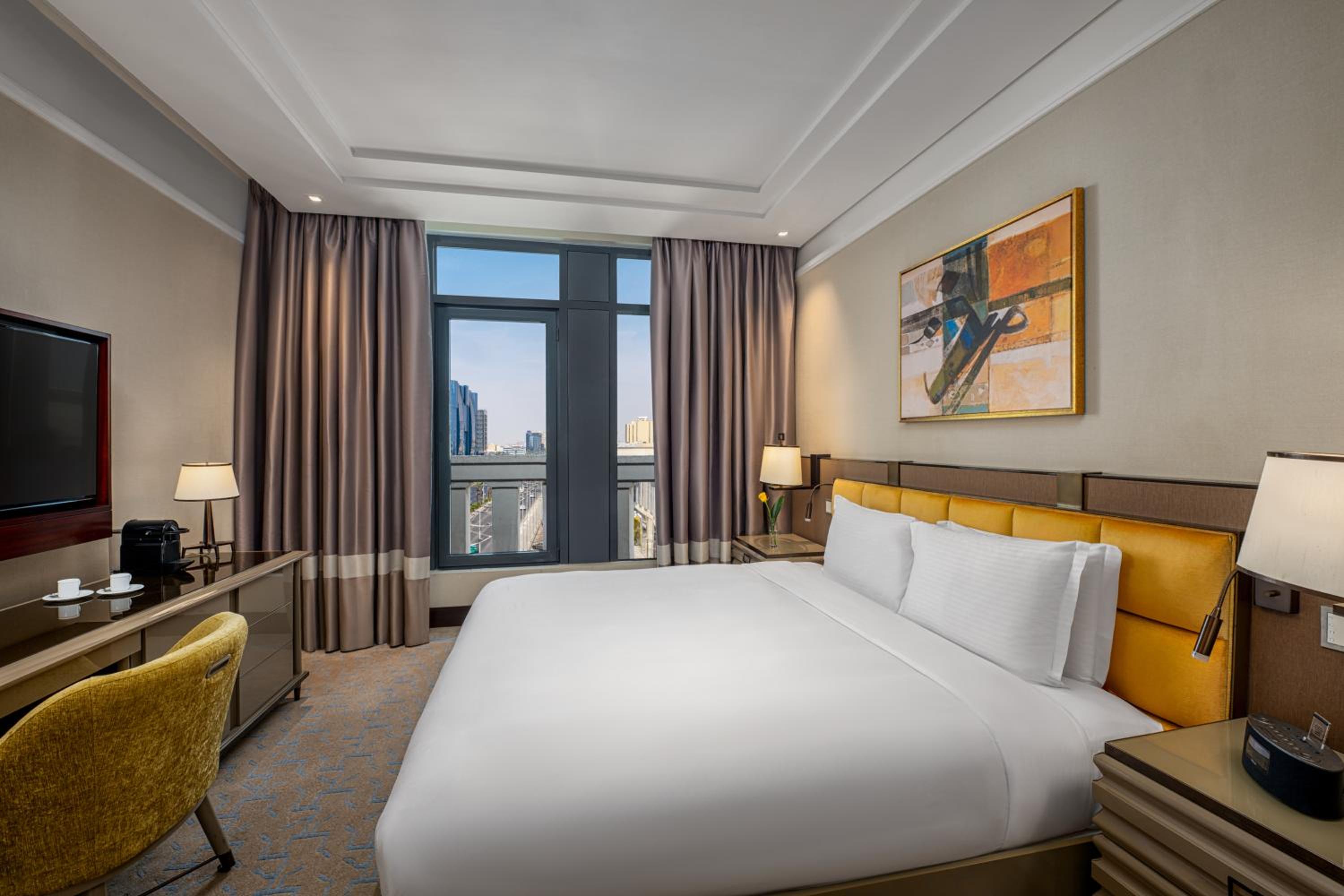 One-Bedroom Corner King Suite
