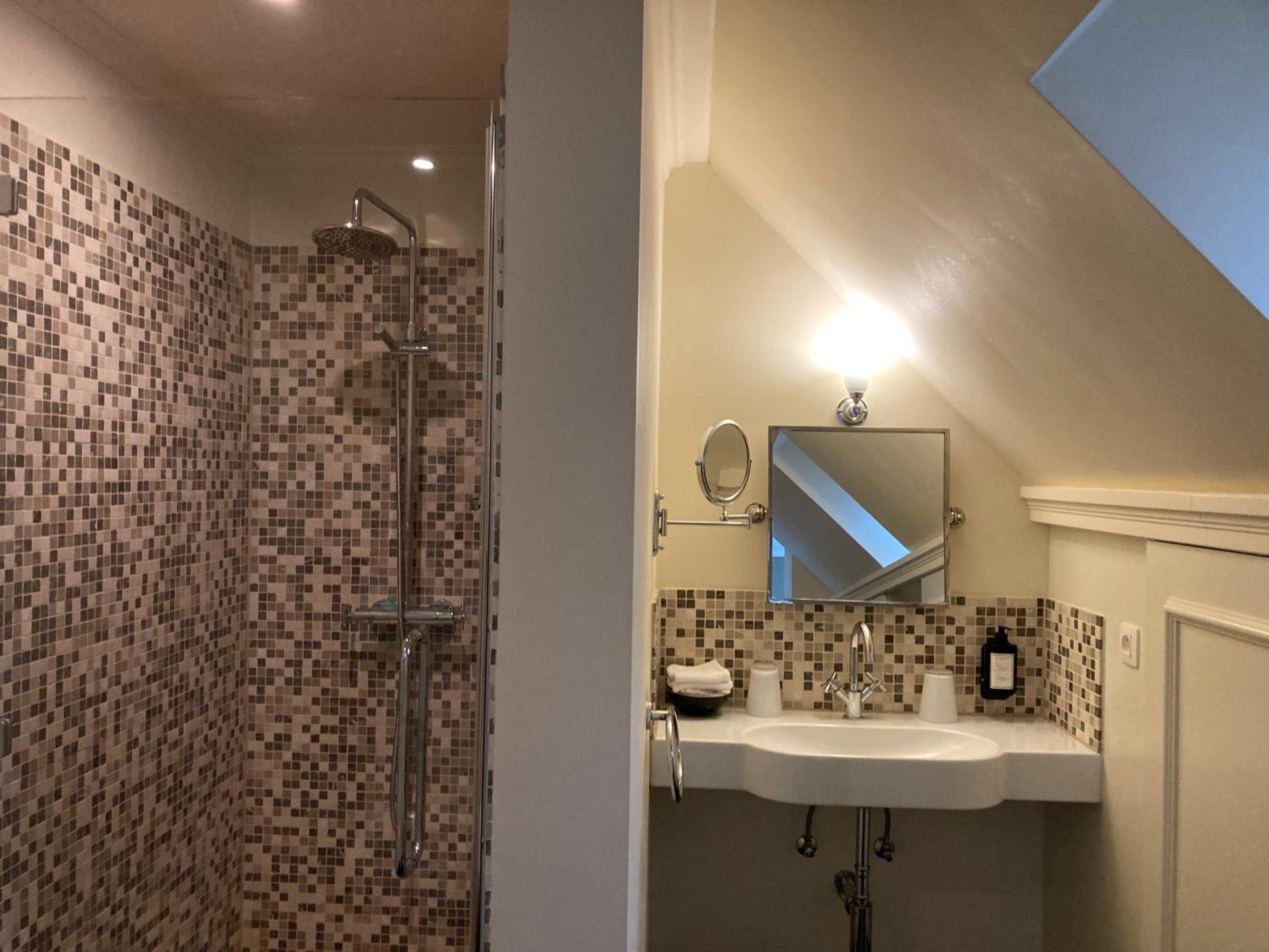 Deluxe King Room photo 3