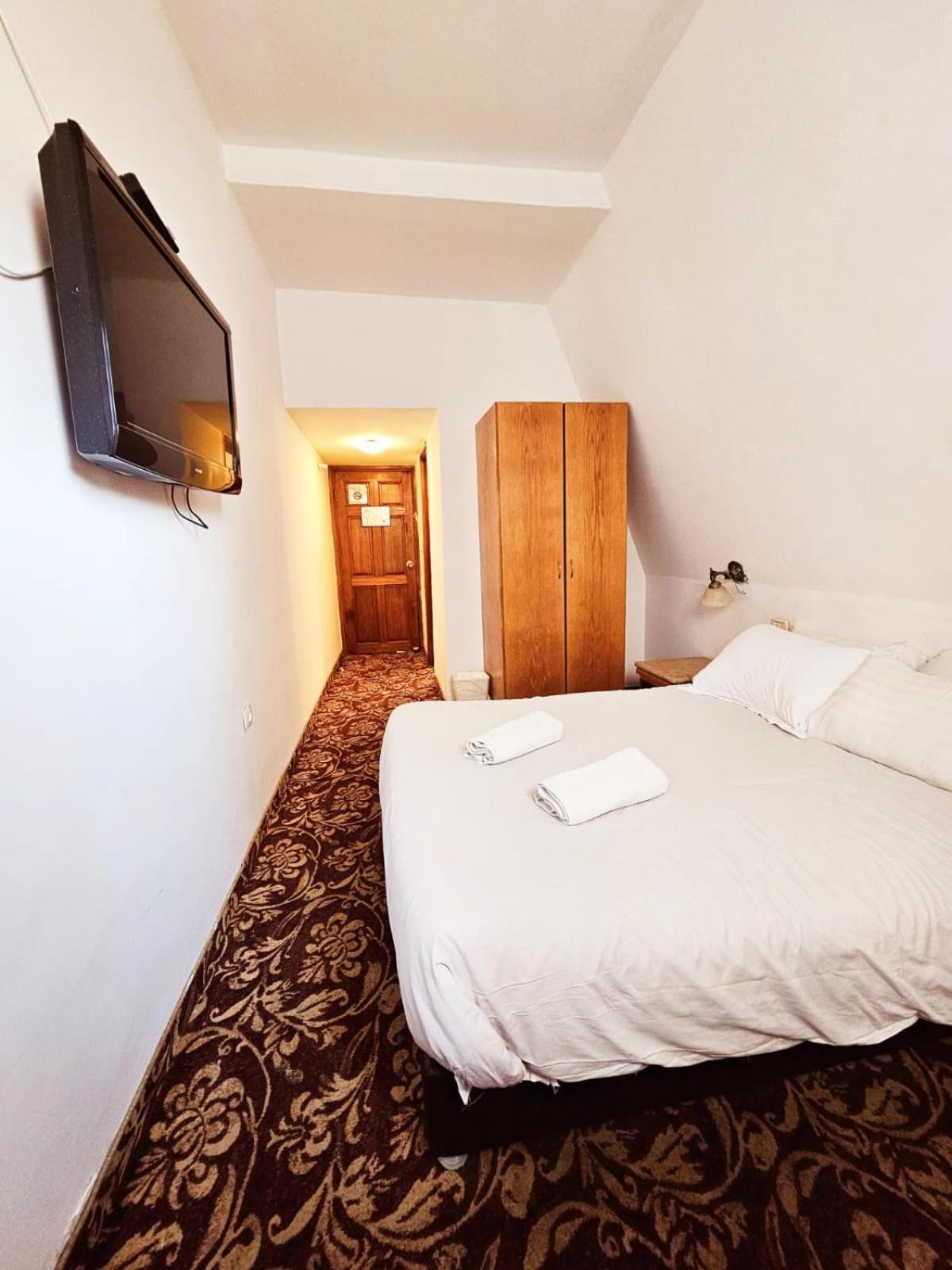 Standard Double Room - Photo 15