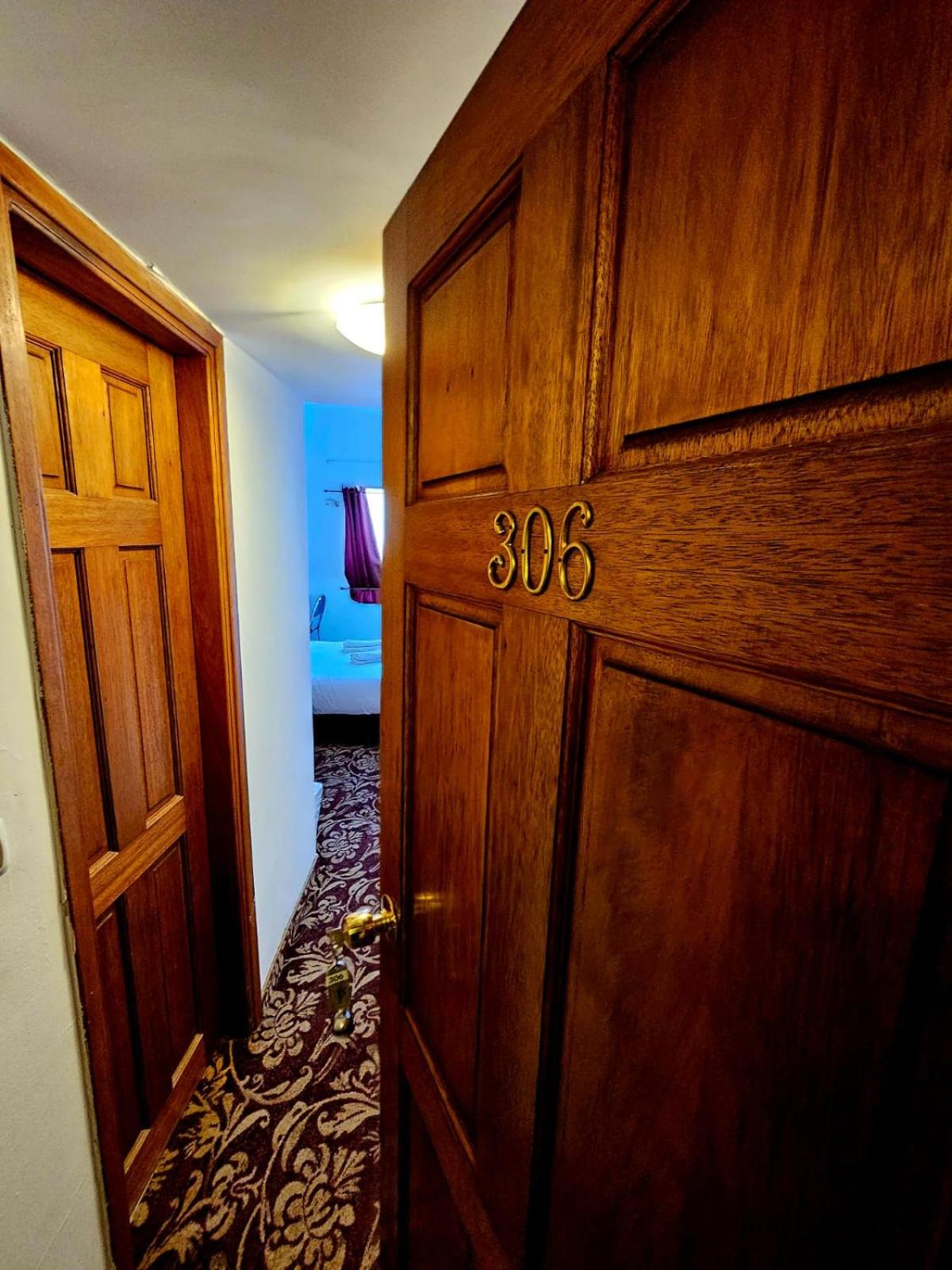 Standard Double Room - Photo 13