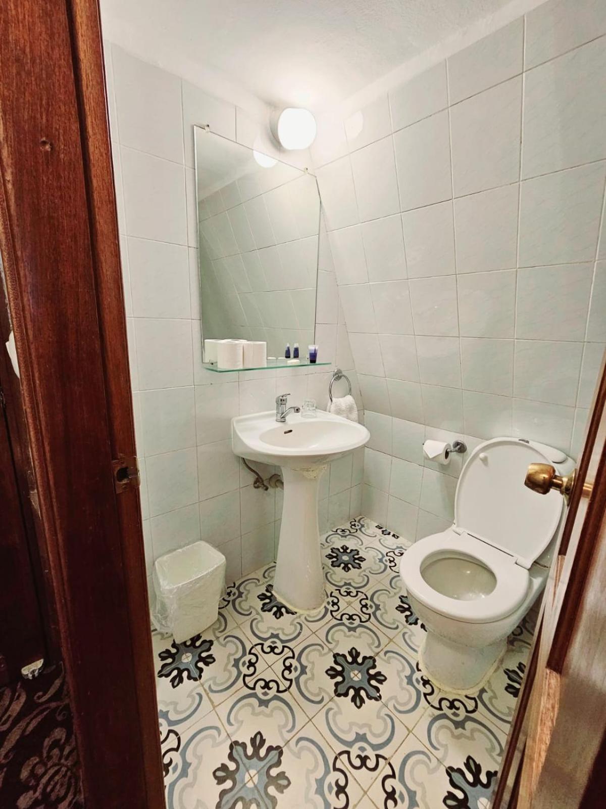 Standard Double Room - Photo 14