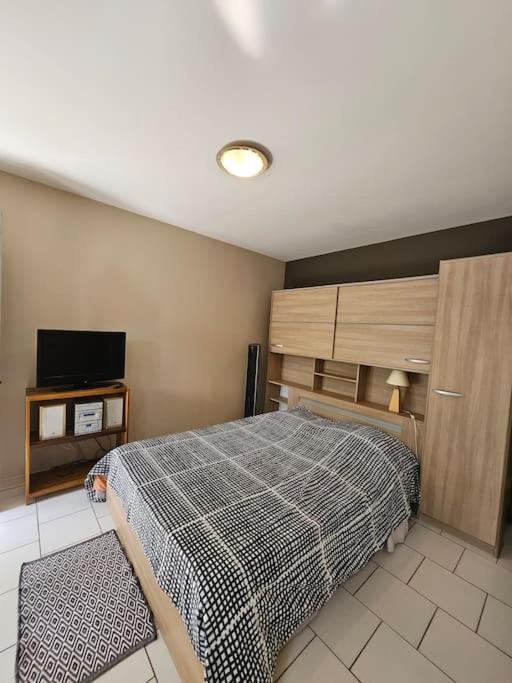 One-Bedroom Apartment photo 1