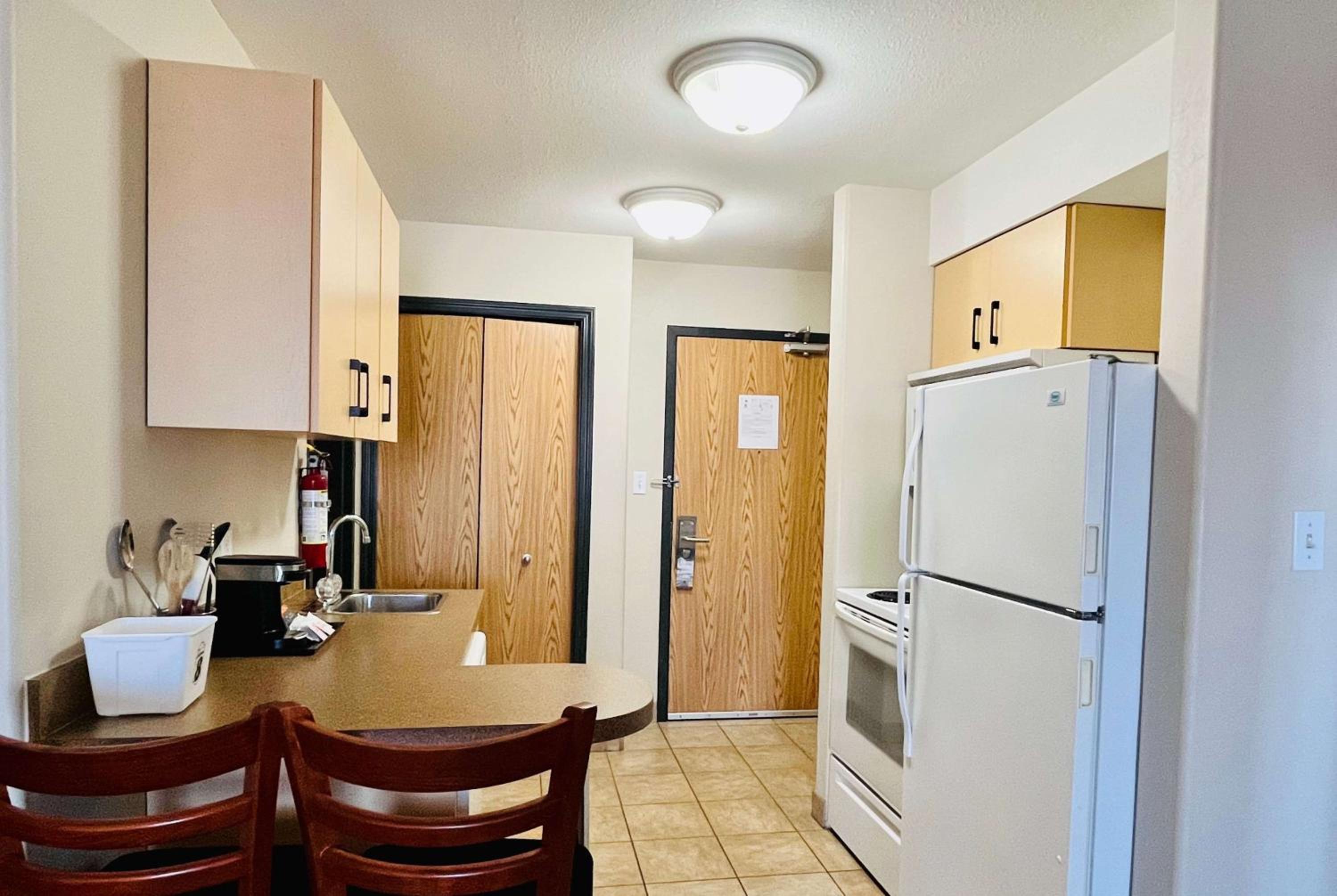 Queen Room with Two Queen Beds and Kitchen - Non-Smoking - Photo 3