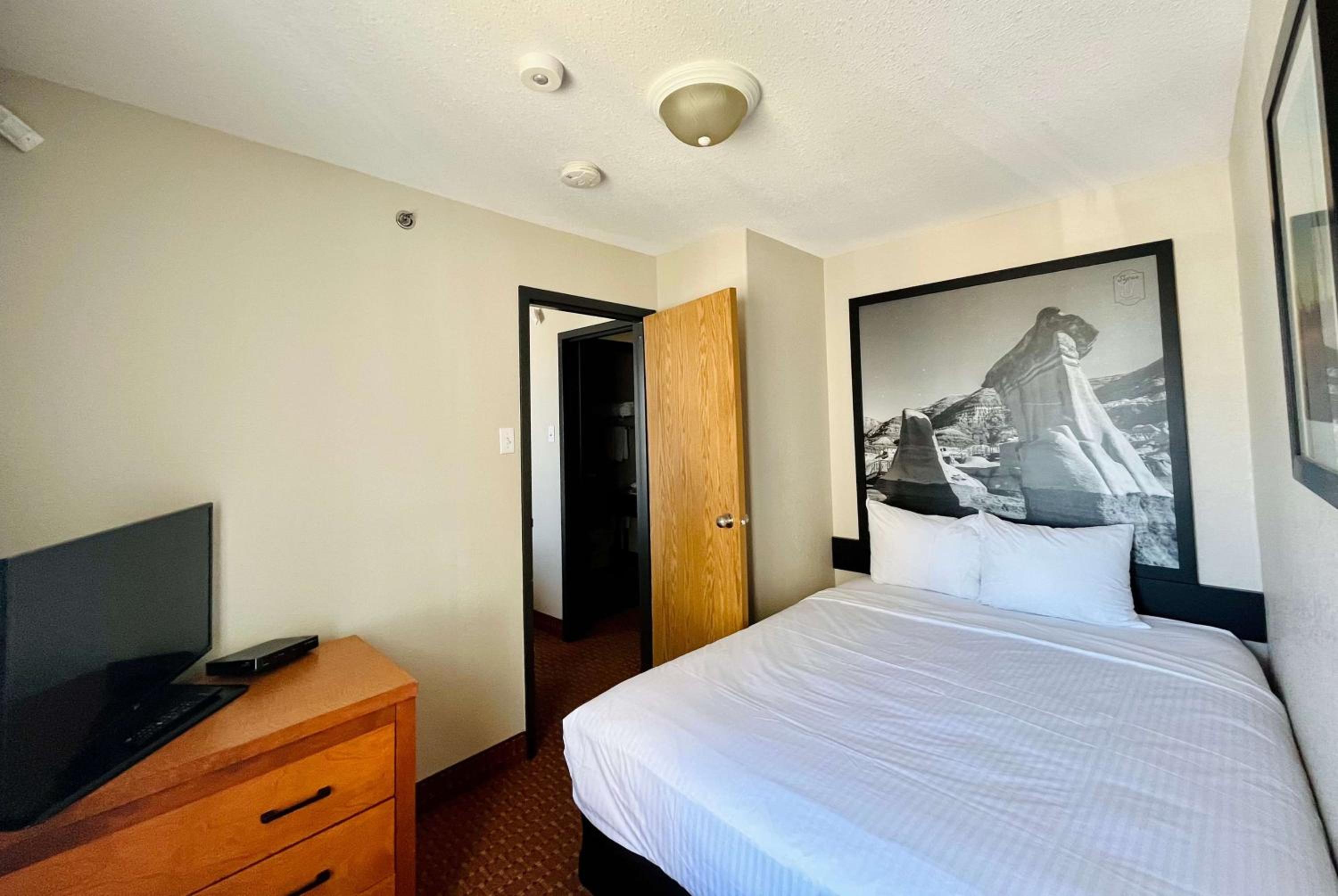 Family Suite with Kitchen - Non-Smoking - Photo 1