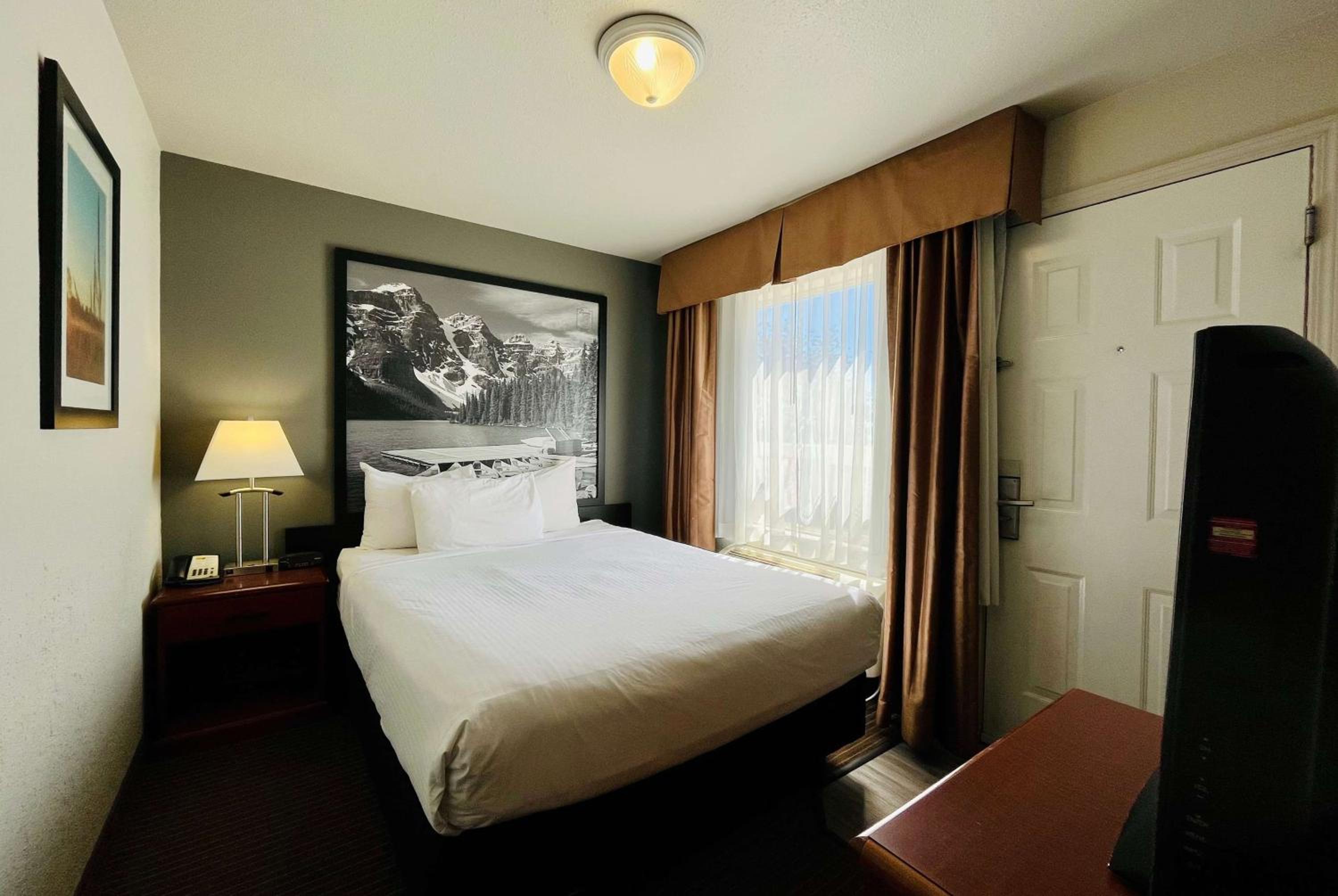 Queen Room - Non-Smoking - Pet Friendly