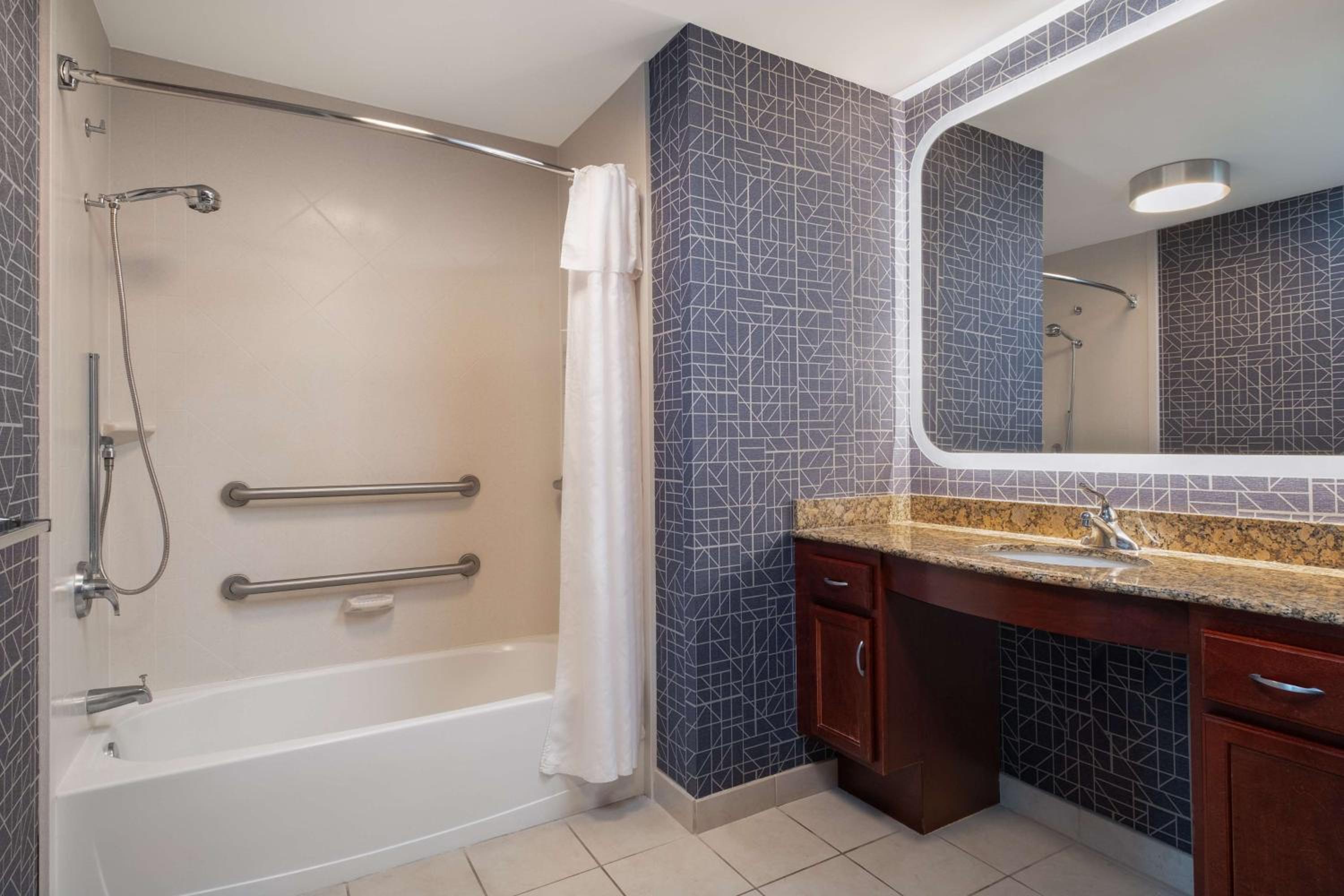 Suite with Two Queen Beds and Tub - Mobility and Hearing Access/Non-Smoking - Photo 8