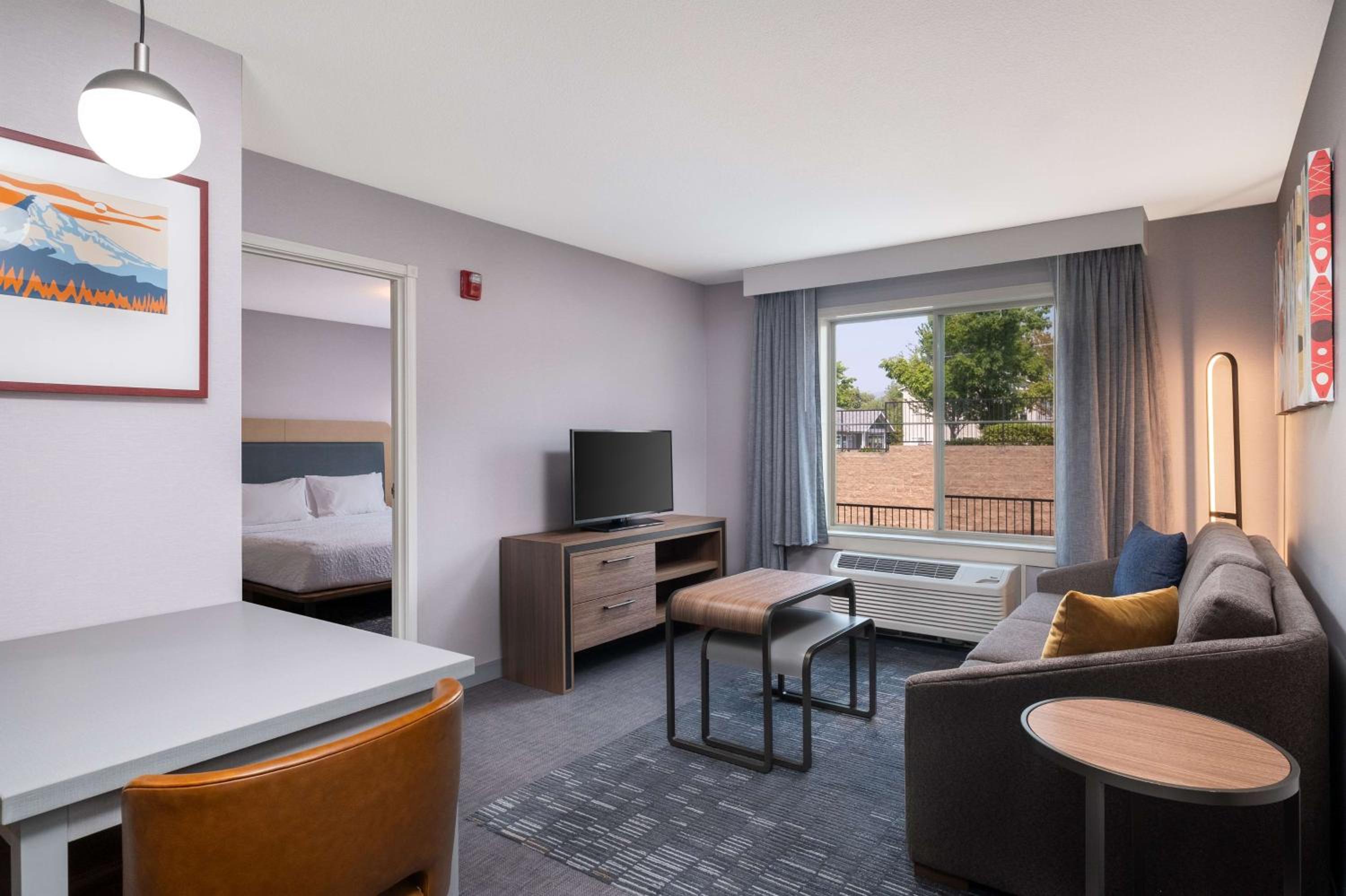 One-Bedroom Queen Suite with Two Queen Beds - Non-Smoking - Photo 8