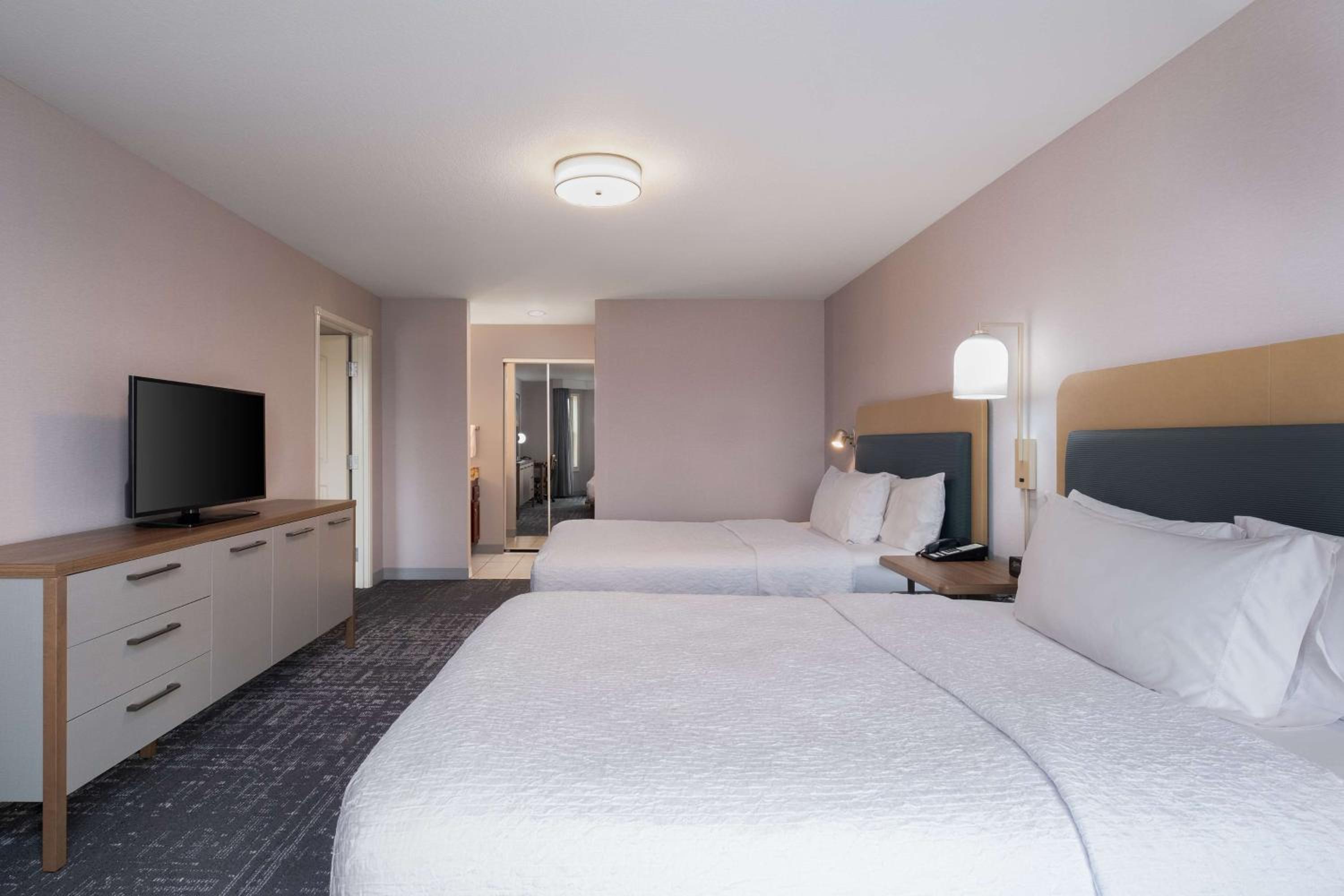 One-Bedroom Queen Suite with Two Queen Beds - Non-Smoking - Photo 9