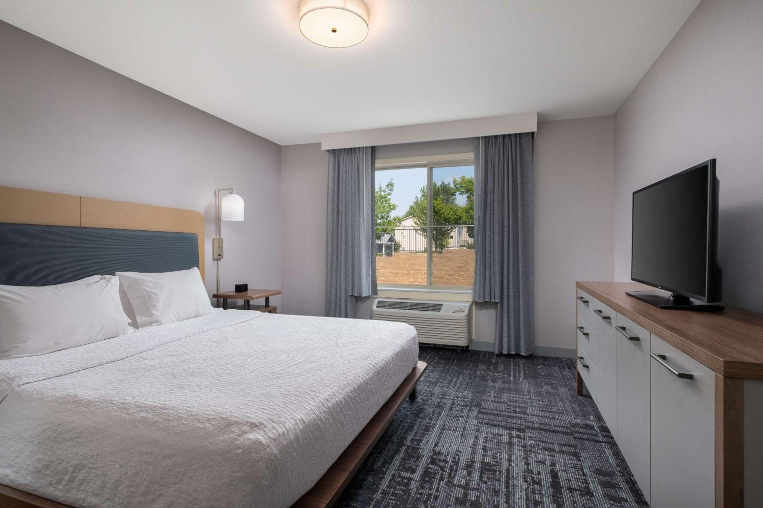 One-Bedroom King Suite - Non-Smoking - Photo 9