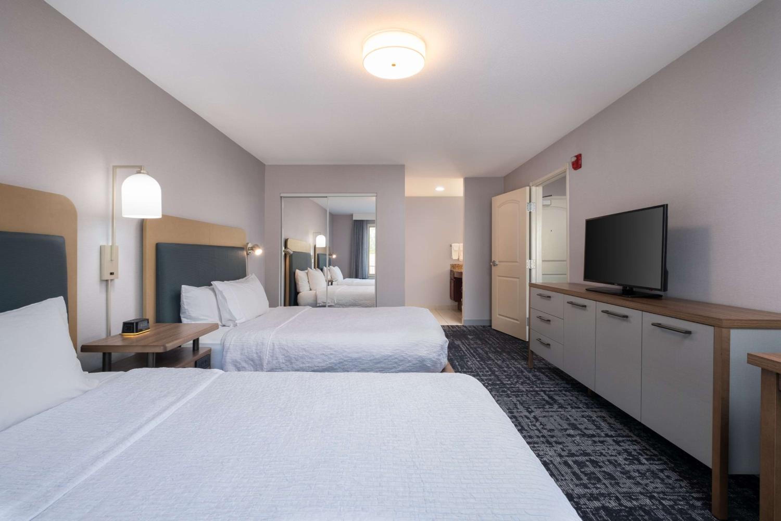One-Bedroom Queen Suite with Two Queen Beds - Non-Smoking - Photo 11