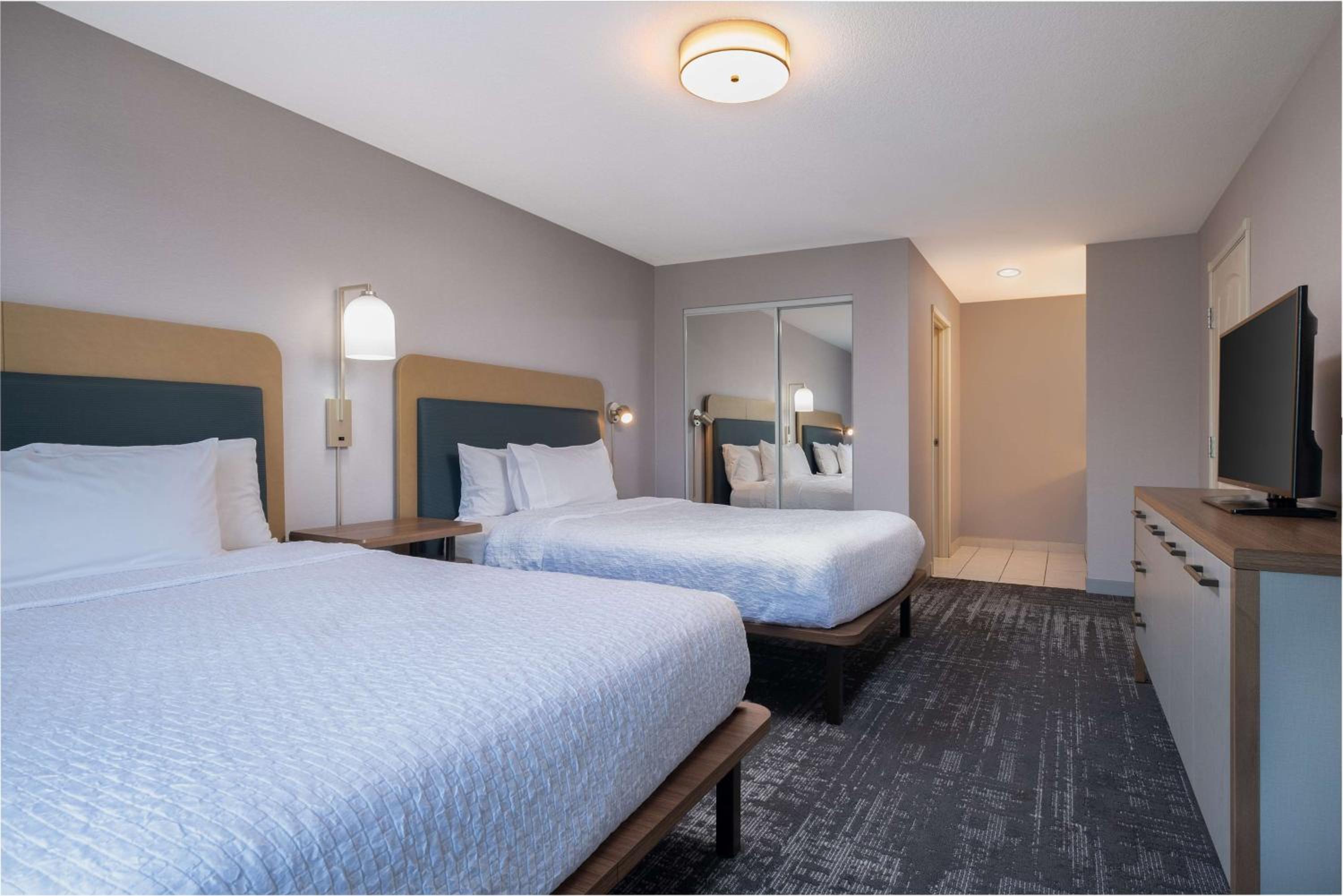 One-Bedroom Queen Suite with Two Queen Beds - Non-Smoking - Photo 12