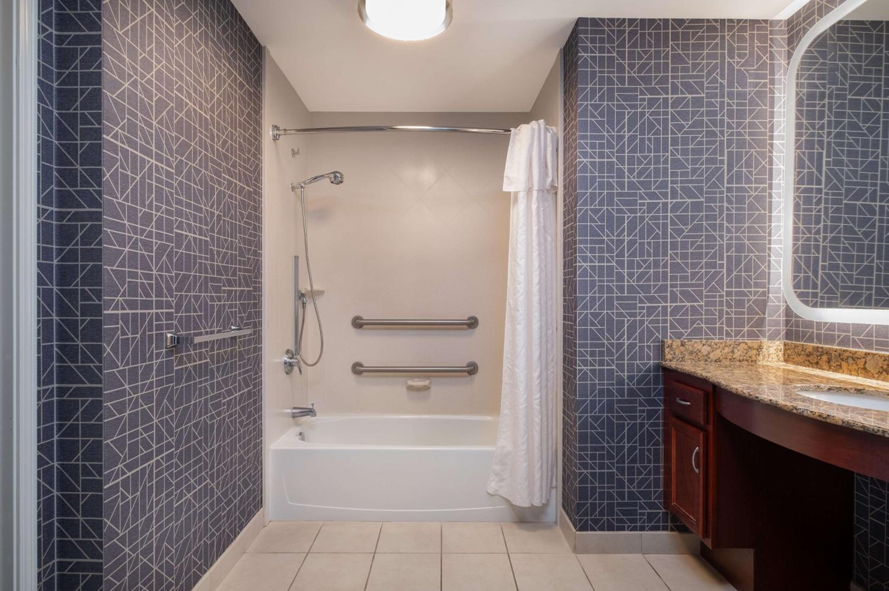 Suite with Two Queen Beds and Tub - Mobility and Hearing Access/Non-Smoking - Photo 9
