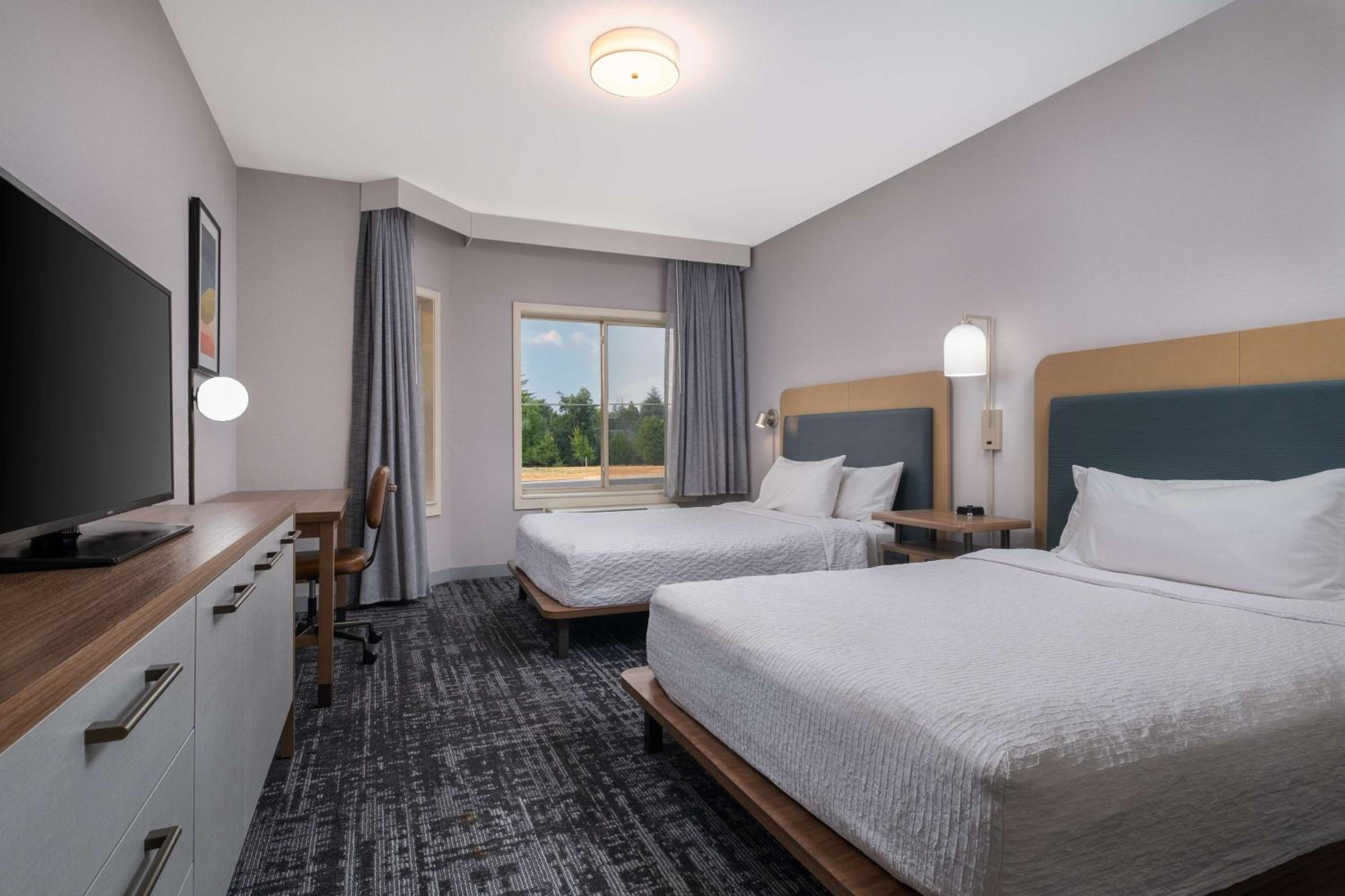 One-Bedroom Queen Suite with Two Queen Beds - Non-Smoking - Photo 10