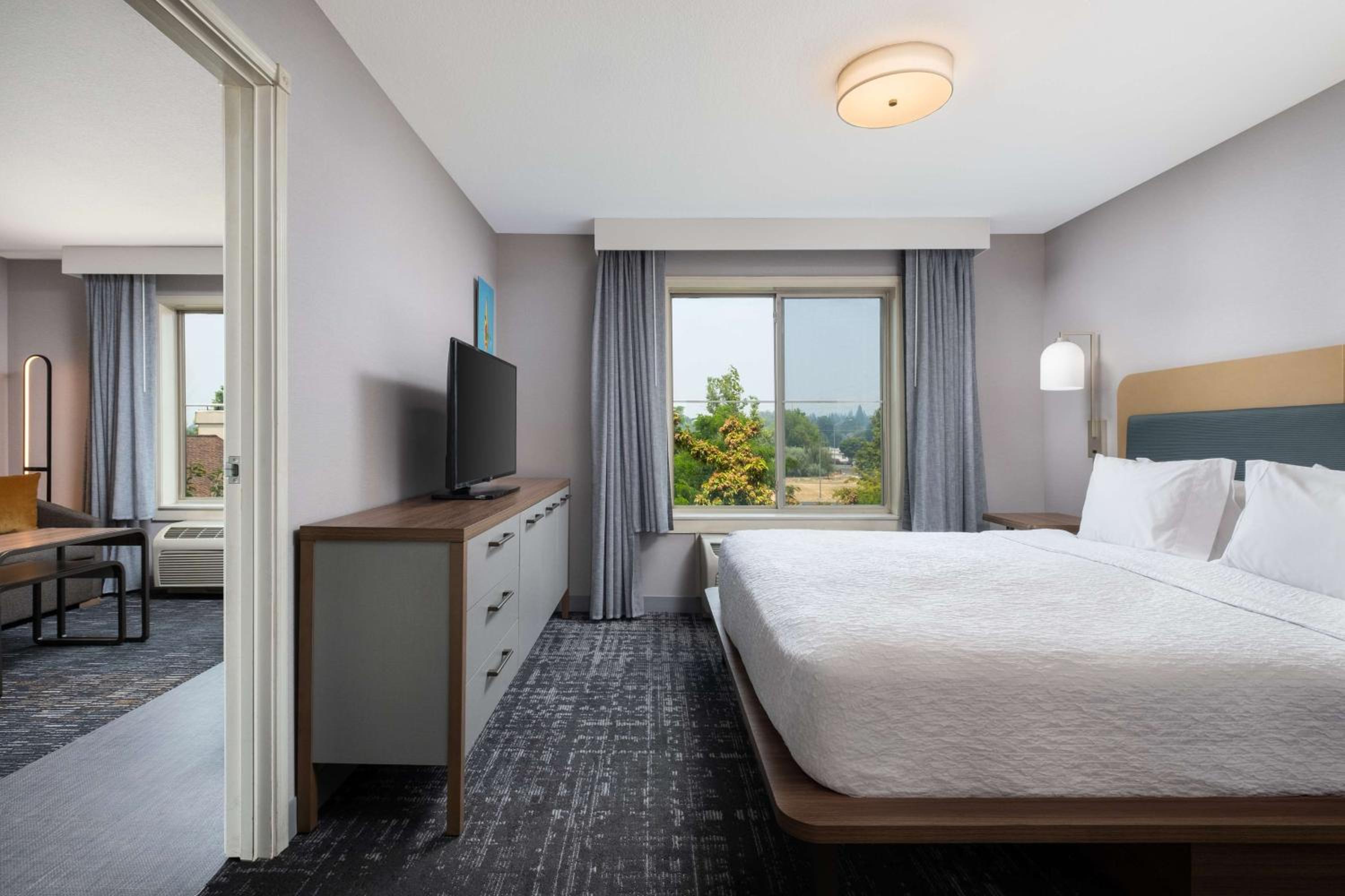 One-Bedroom King Suite - Non-Smoking - Photo 2
