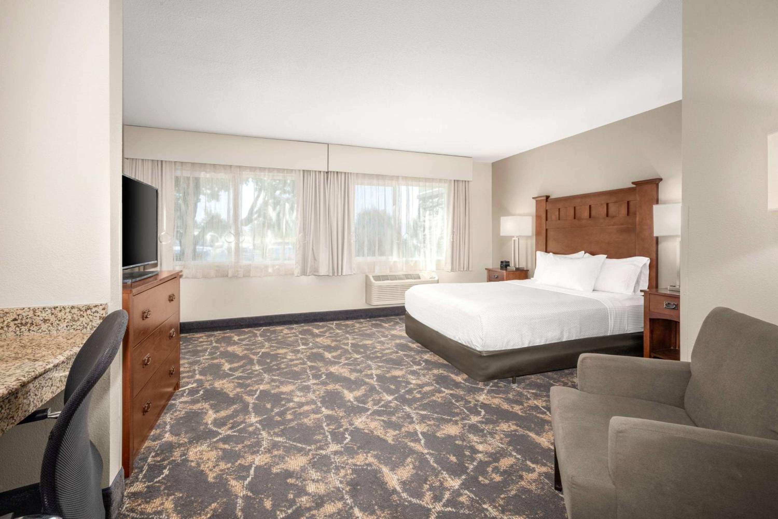 Deluxe Queen Room - Mobility Access/Non-Smoking