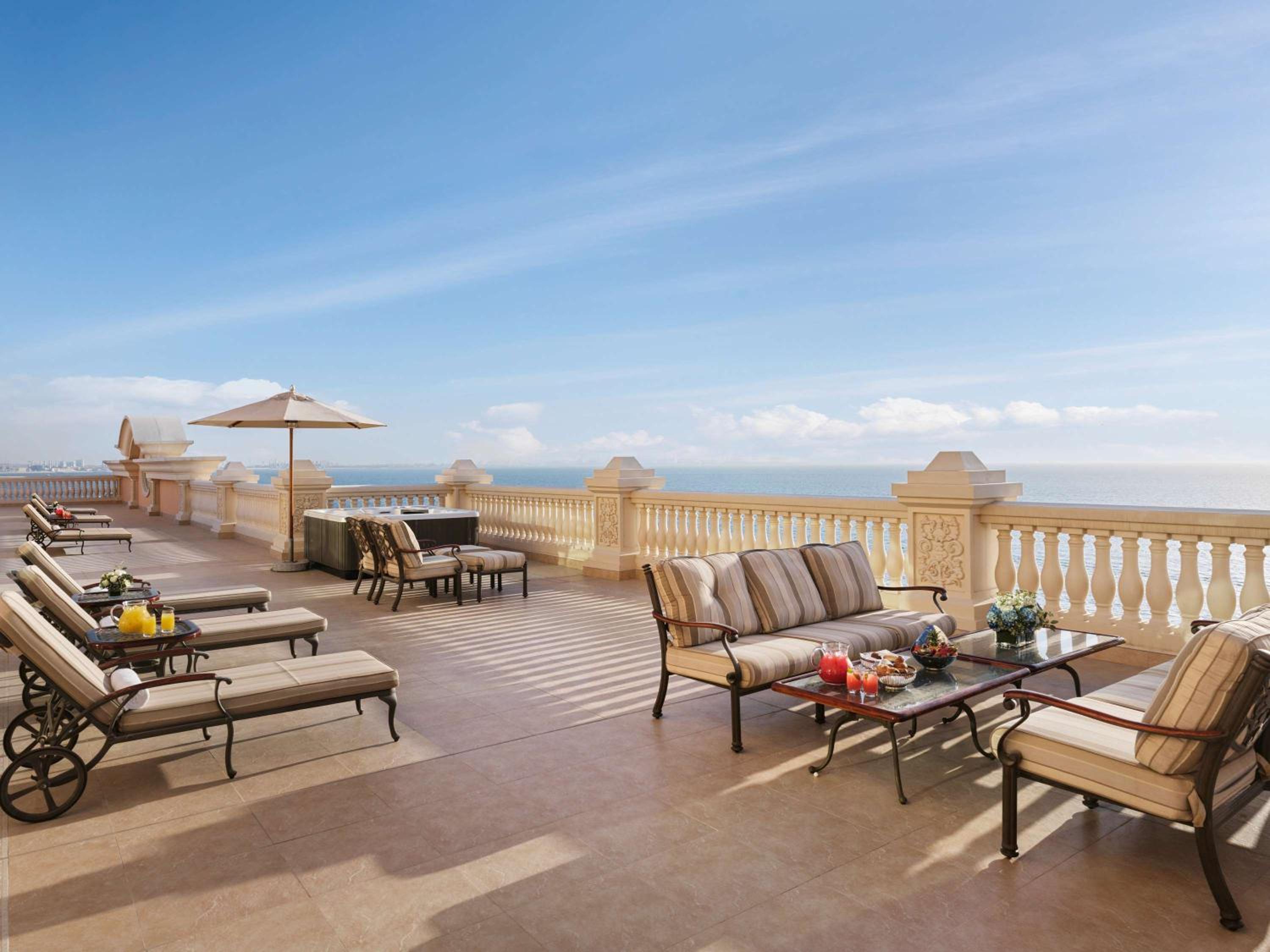 One-Bedroom Premier Suite With Jacuzzi And Lounge Access