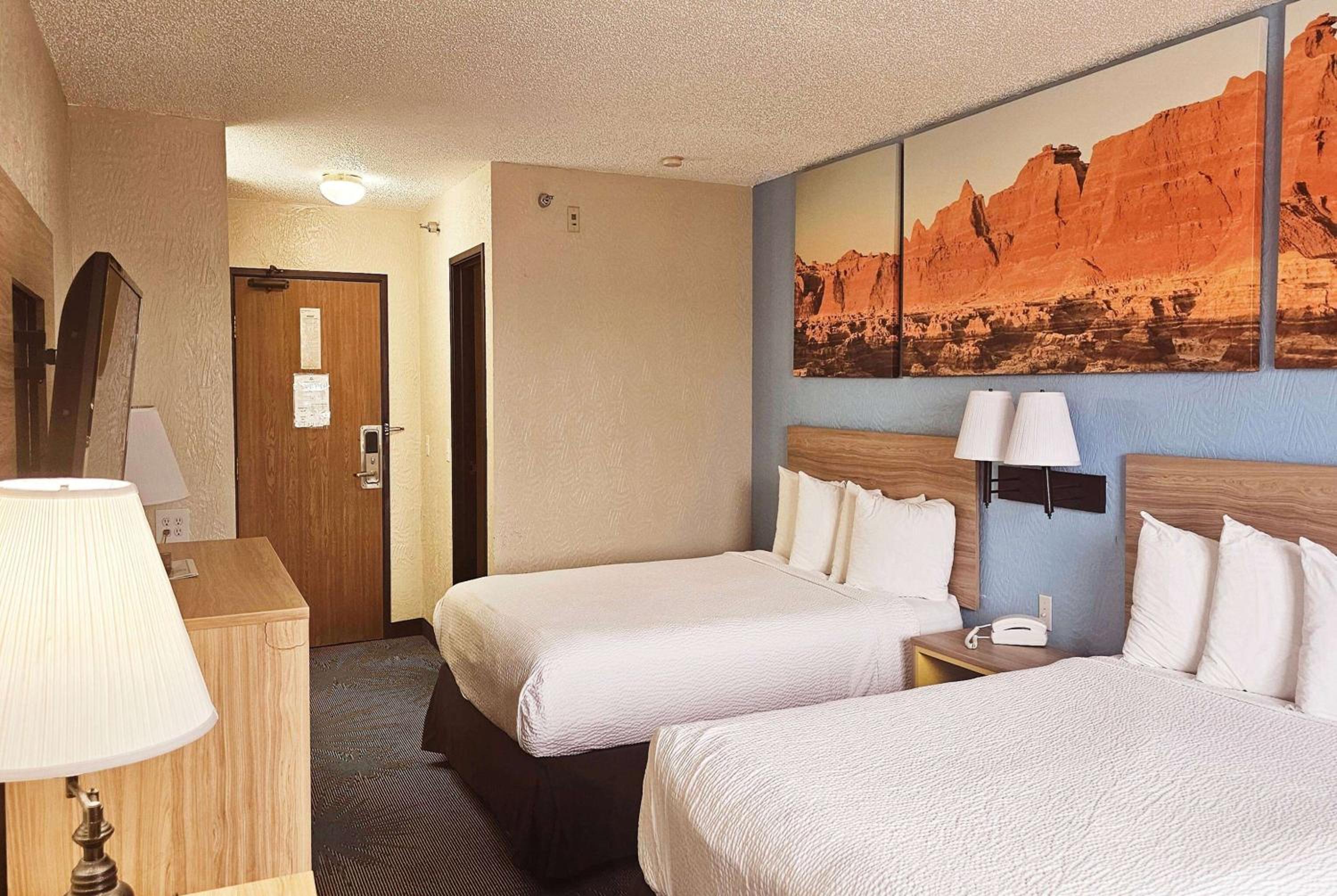 Queen Room with Two Queen Beds - Non-Smoking - Photo 1