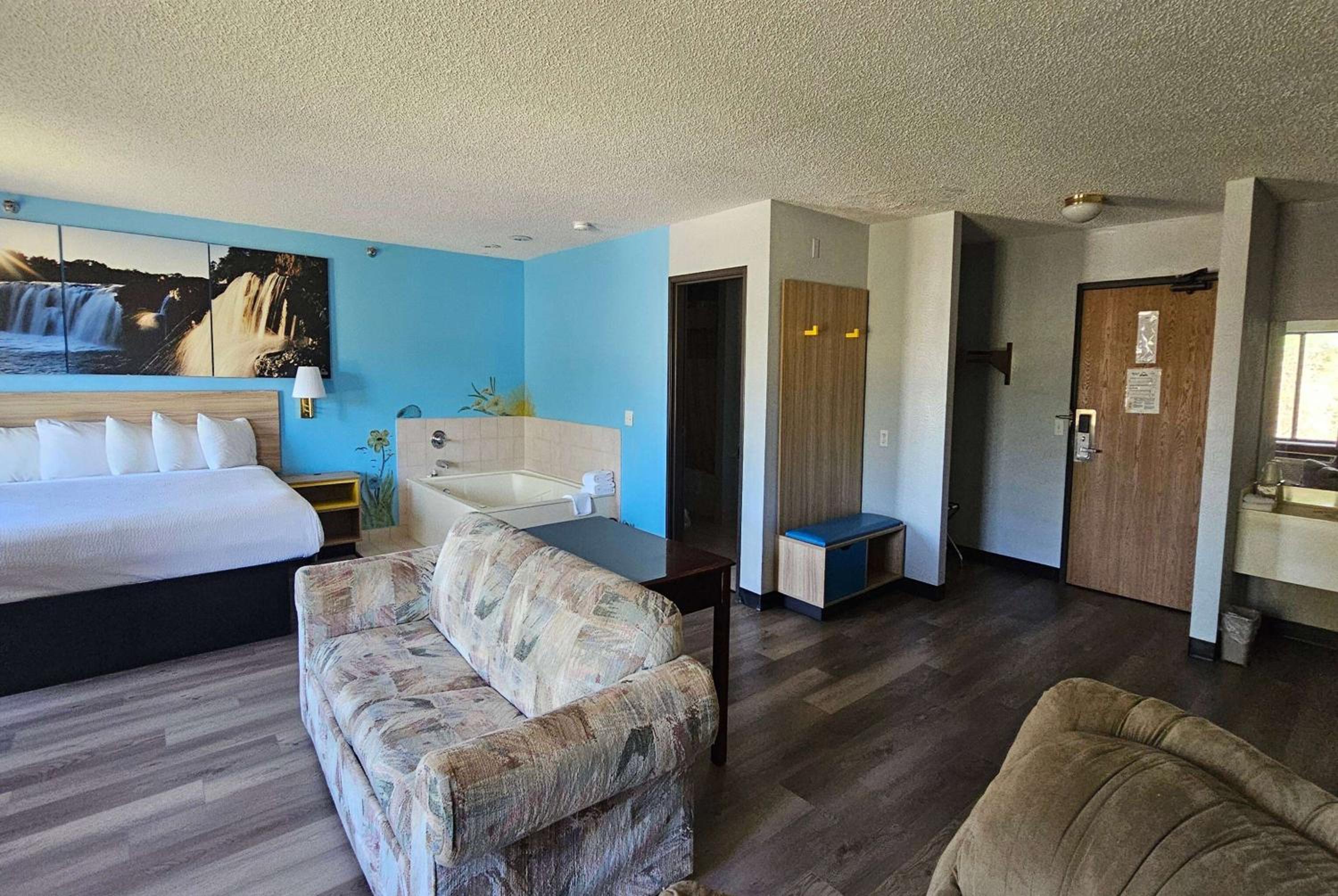 King Suite - Non-Smoking - Photo 1