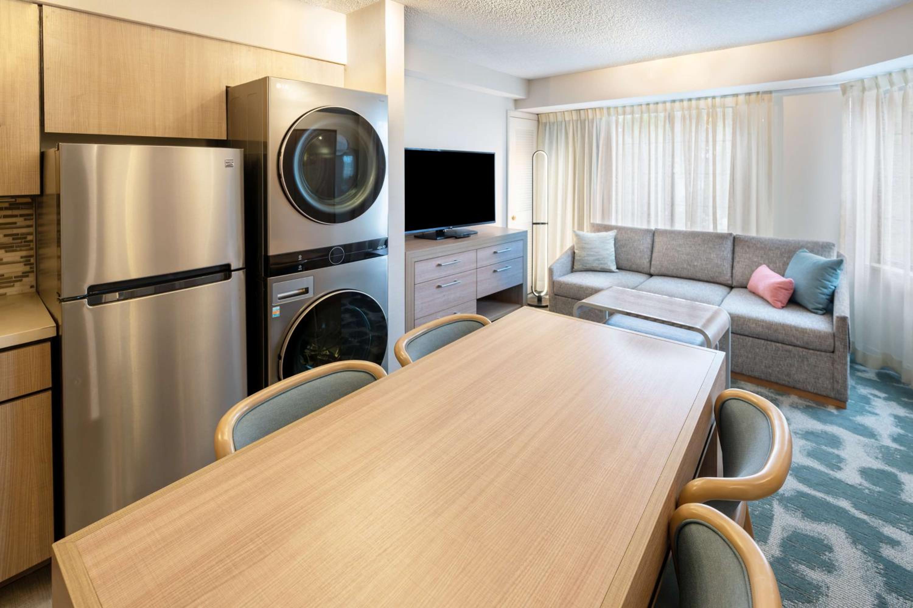 One-Bedroom Queen Suite - Photo 4