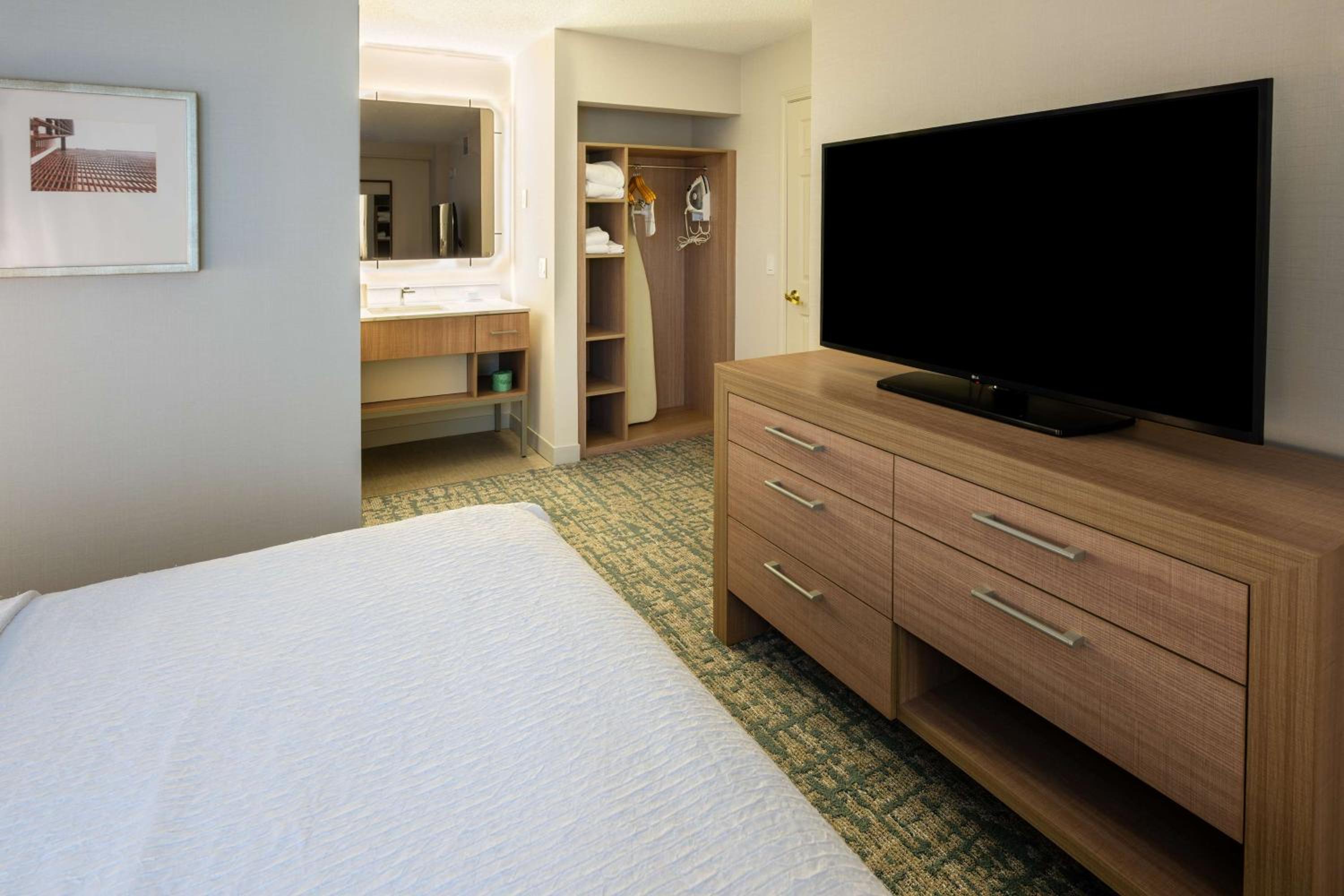 One-Bedroom Queen Suite - Photo 3