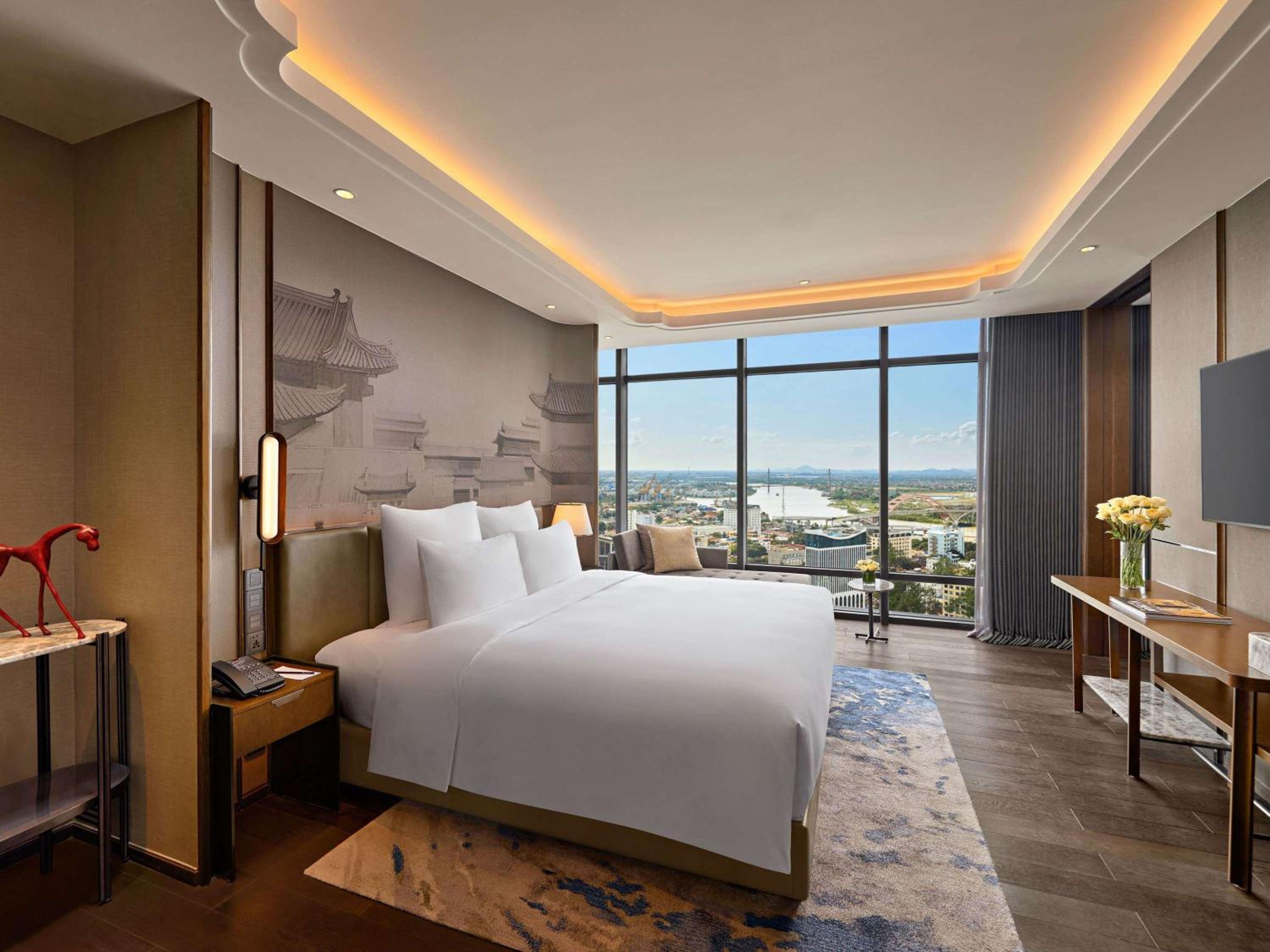 Deluxe King Suite - Lounge Access - Photo 2