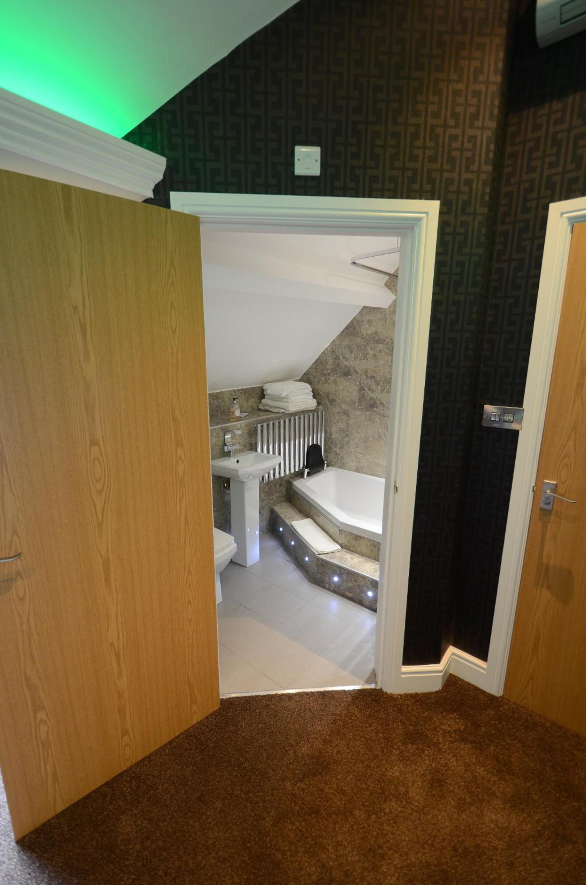 Executive Queen Room with Two Queen Beds photo 3