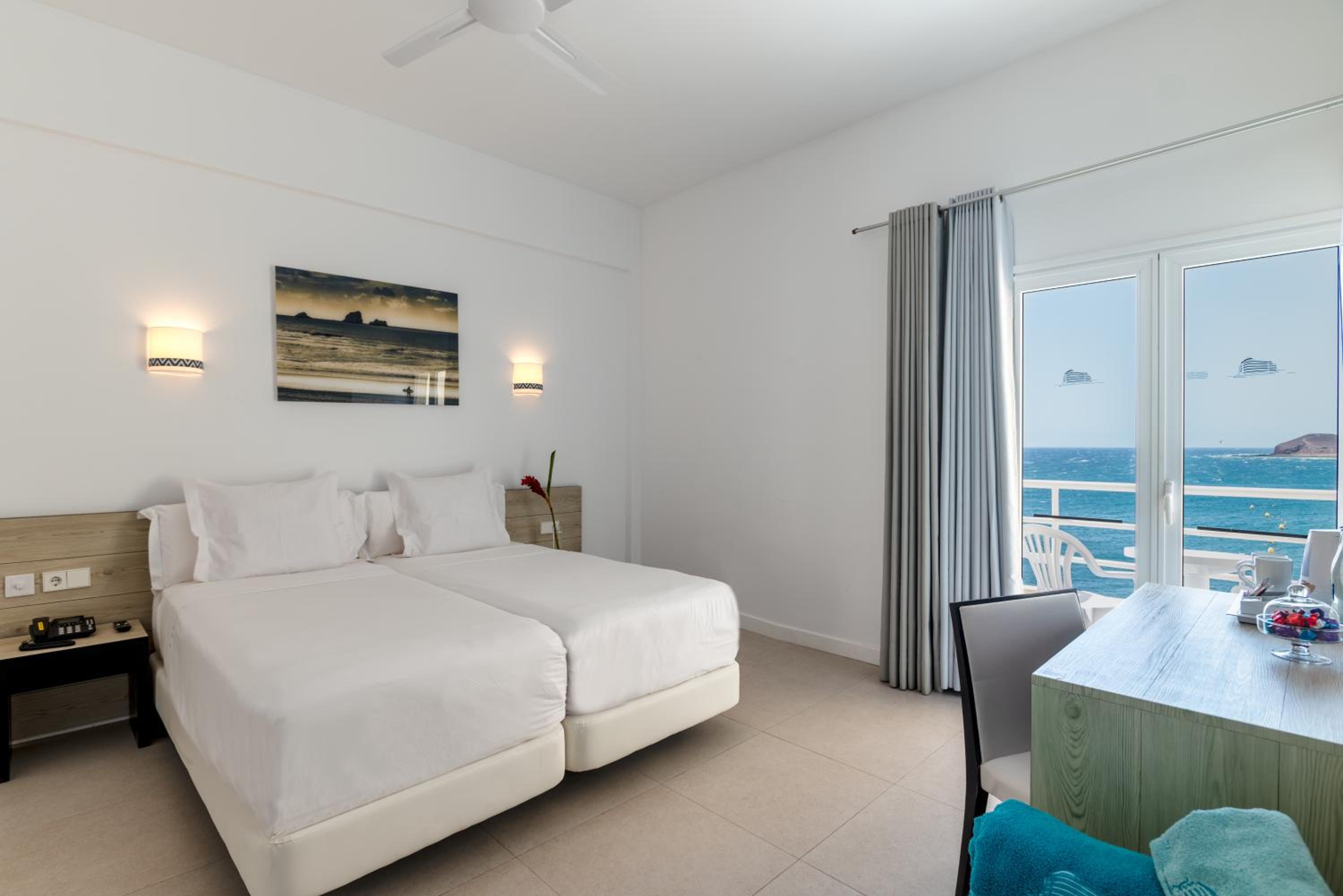 Habitación Doble con Balcón y Vista al Mar