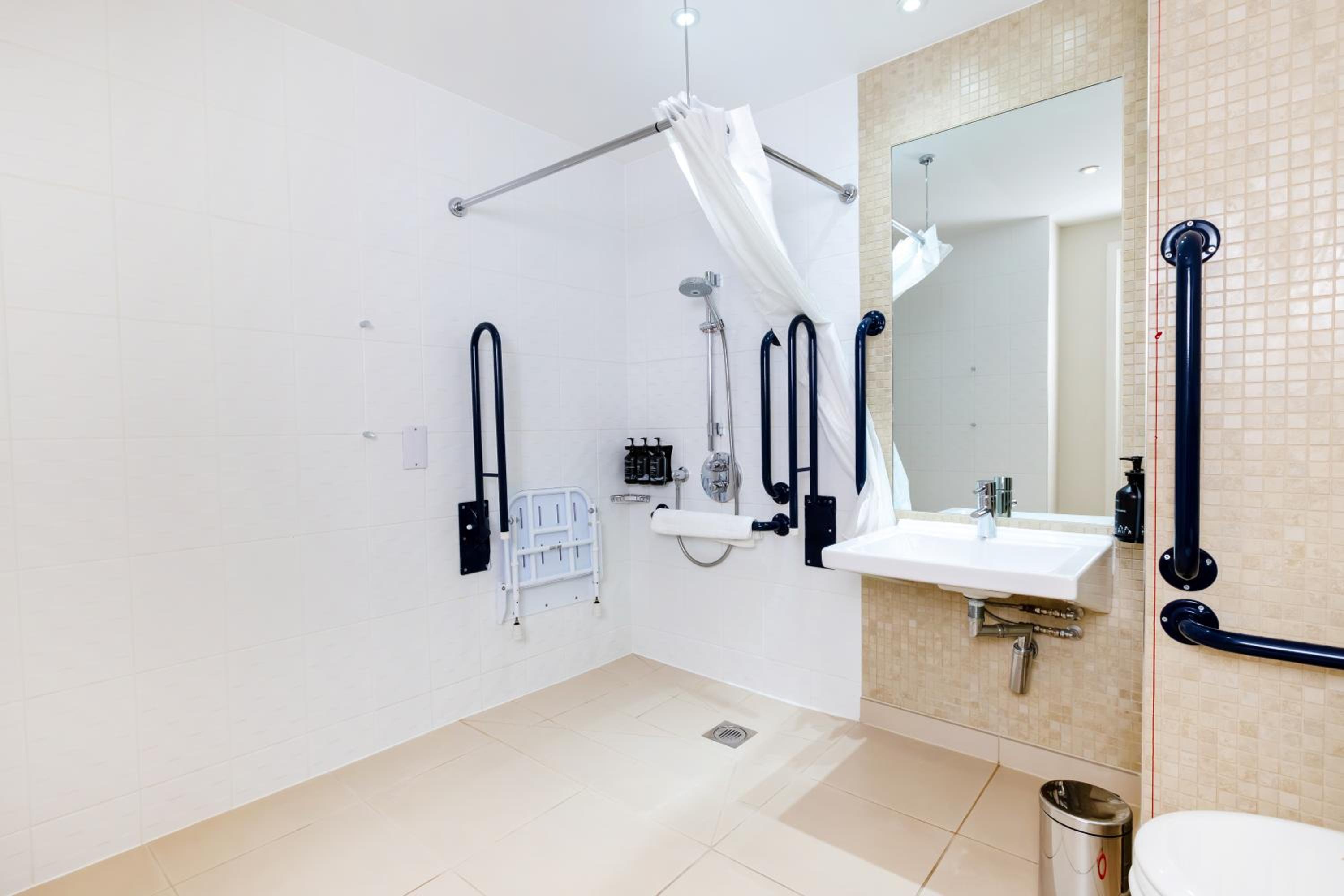 Standard Double Room - Disability Access - Photo 4