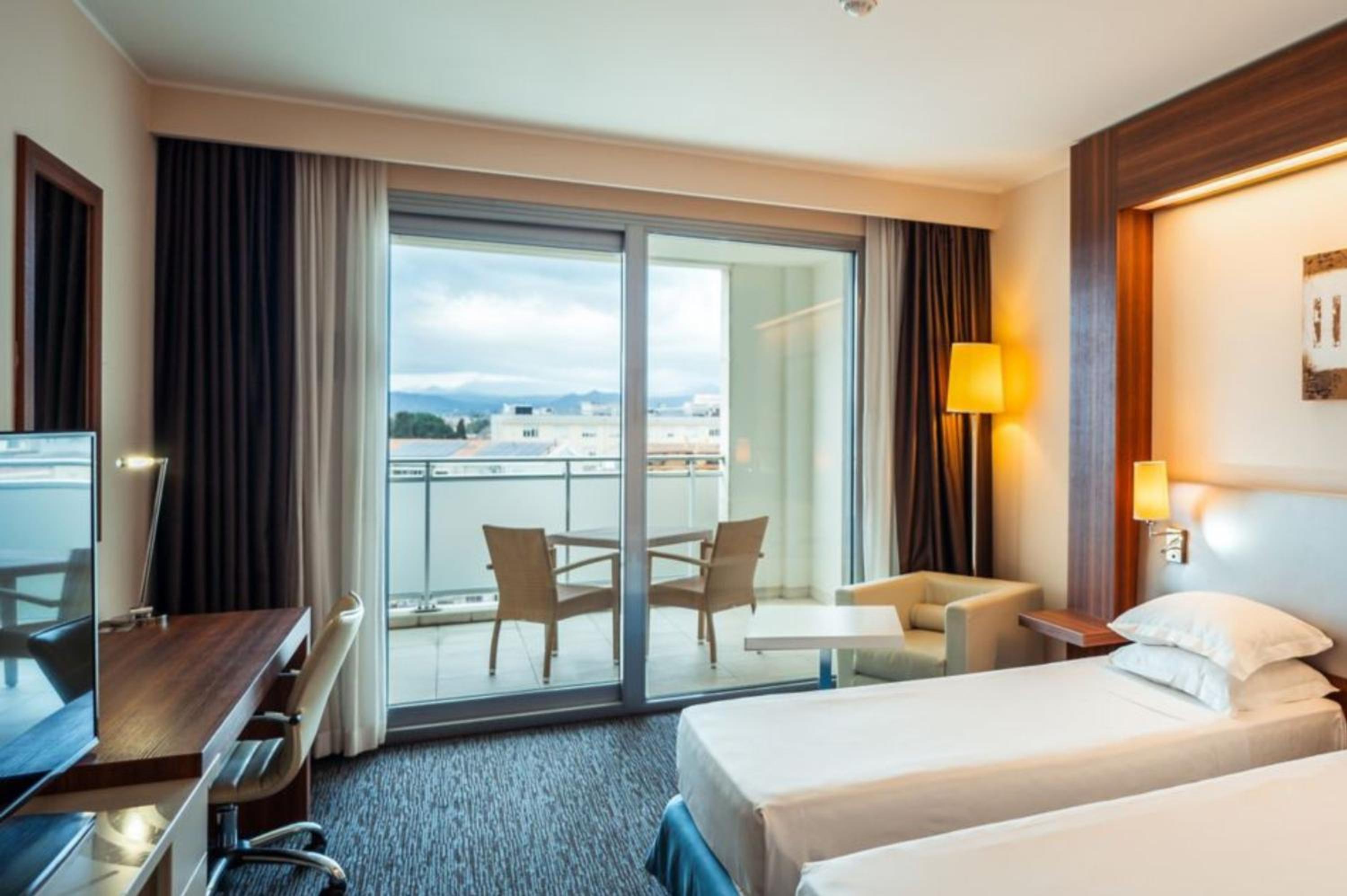 Superior Twin Room with Balcony - Photo 2