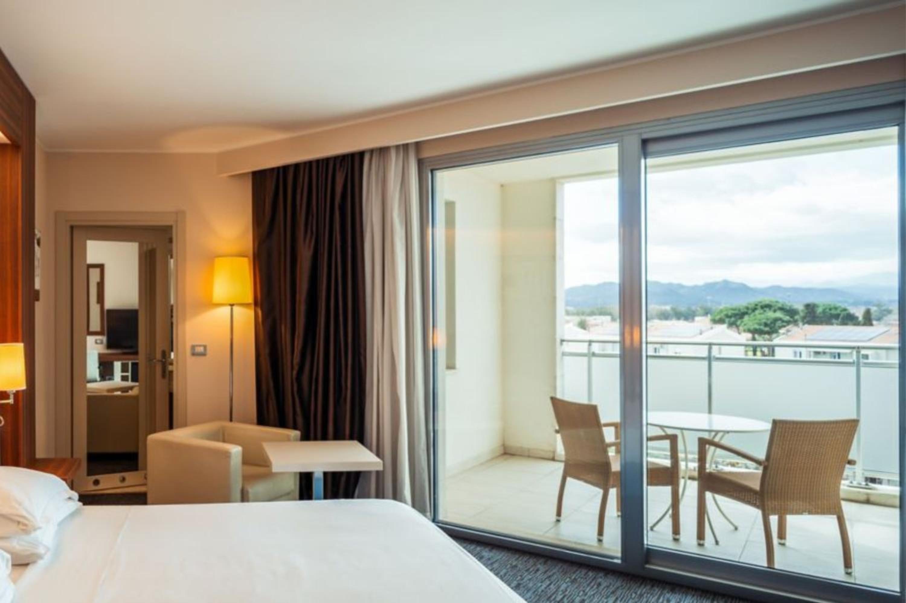Corner King Room with Balcony - Photo 4