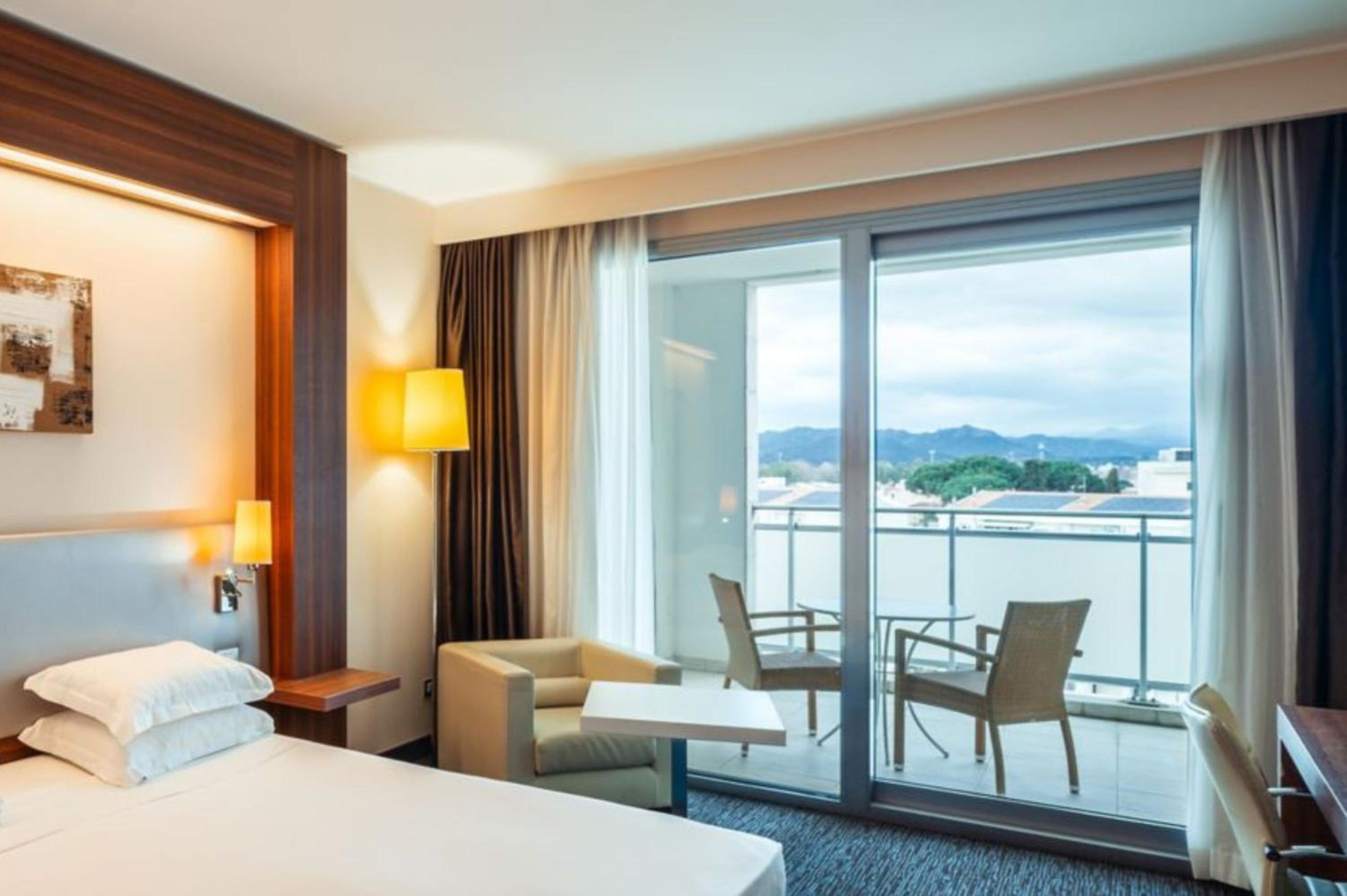 Superior King Room with Balcony - Photo 4