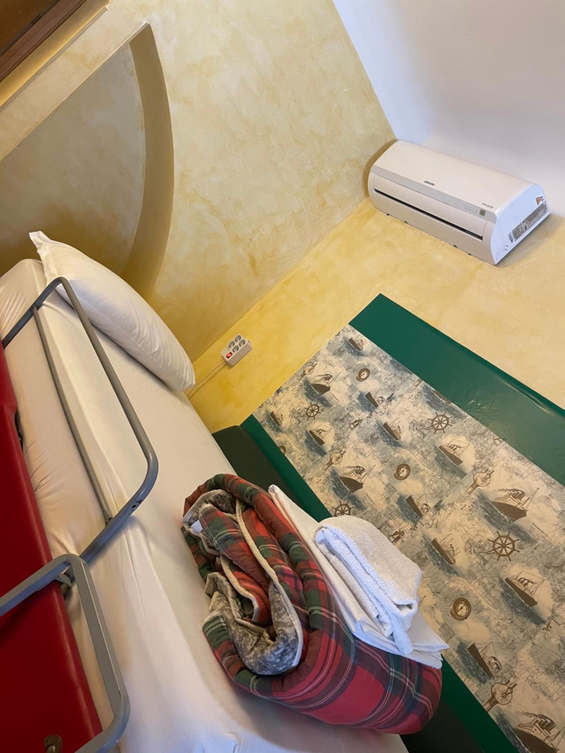 Bed in 4-Bed Female Dormitory Room photo 1