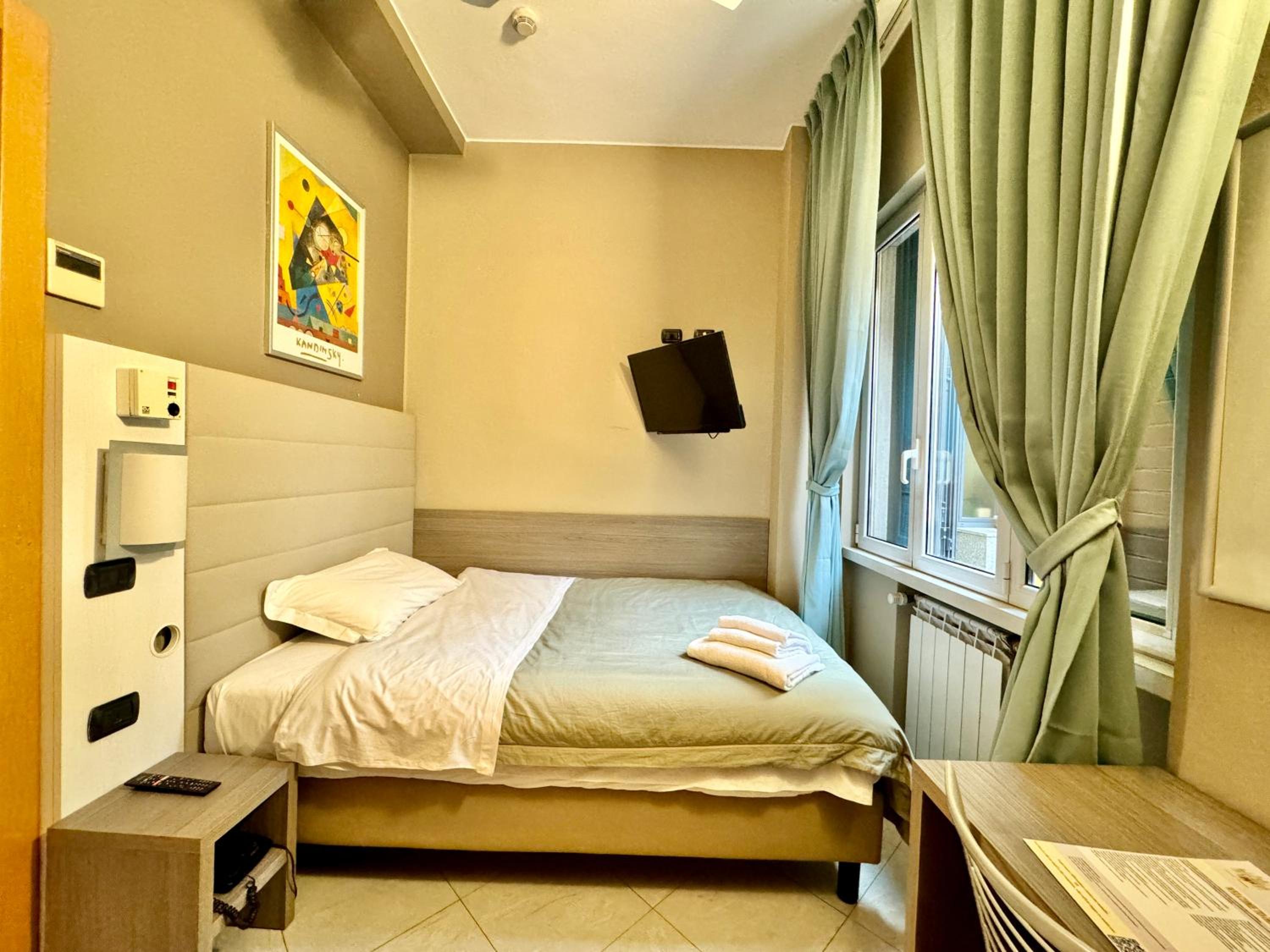 Single Room thumbnail 6
