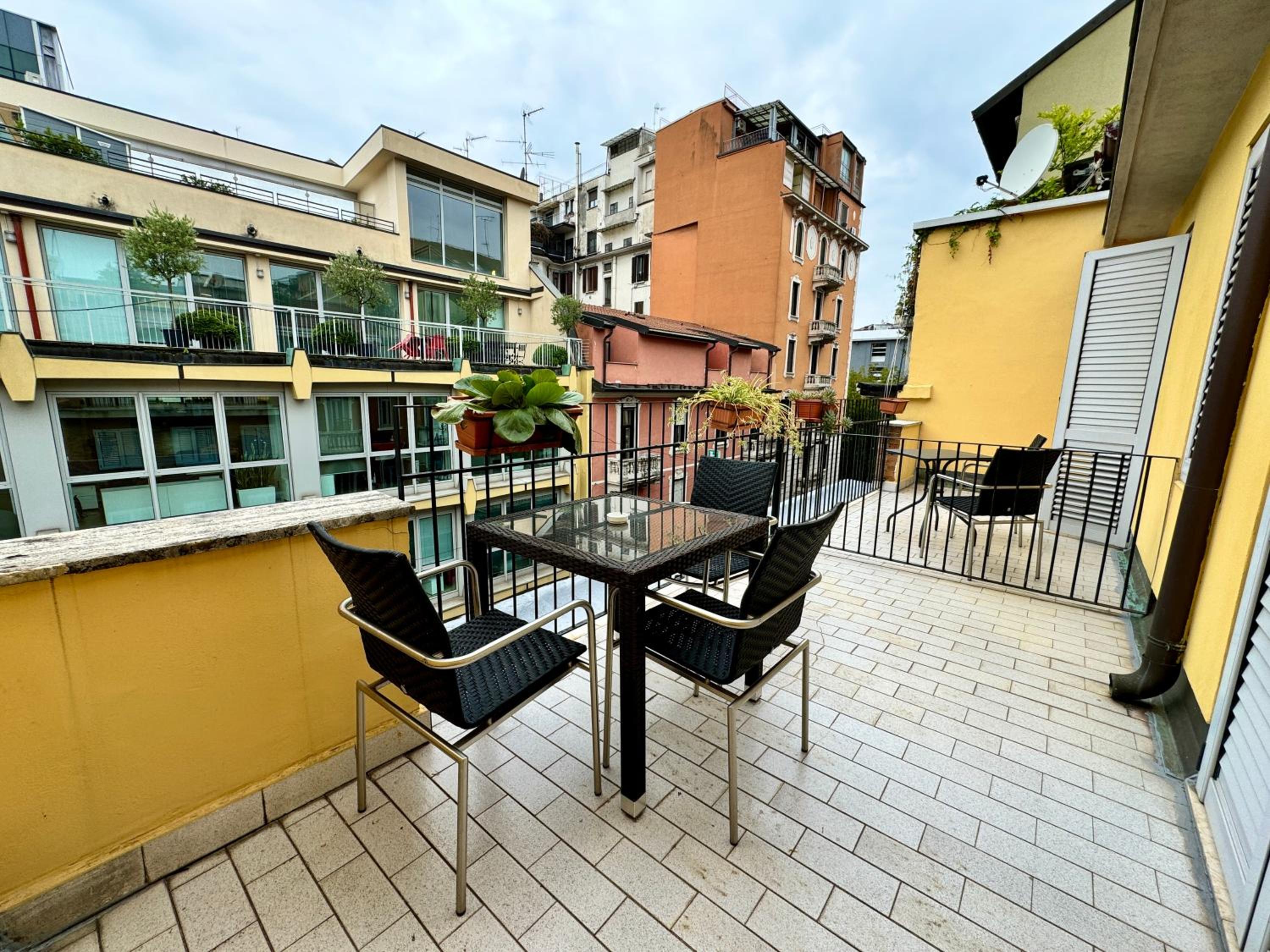 Deluxe Double or Twin Room with Balcony thumbnail 6