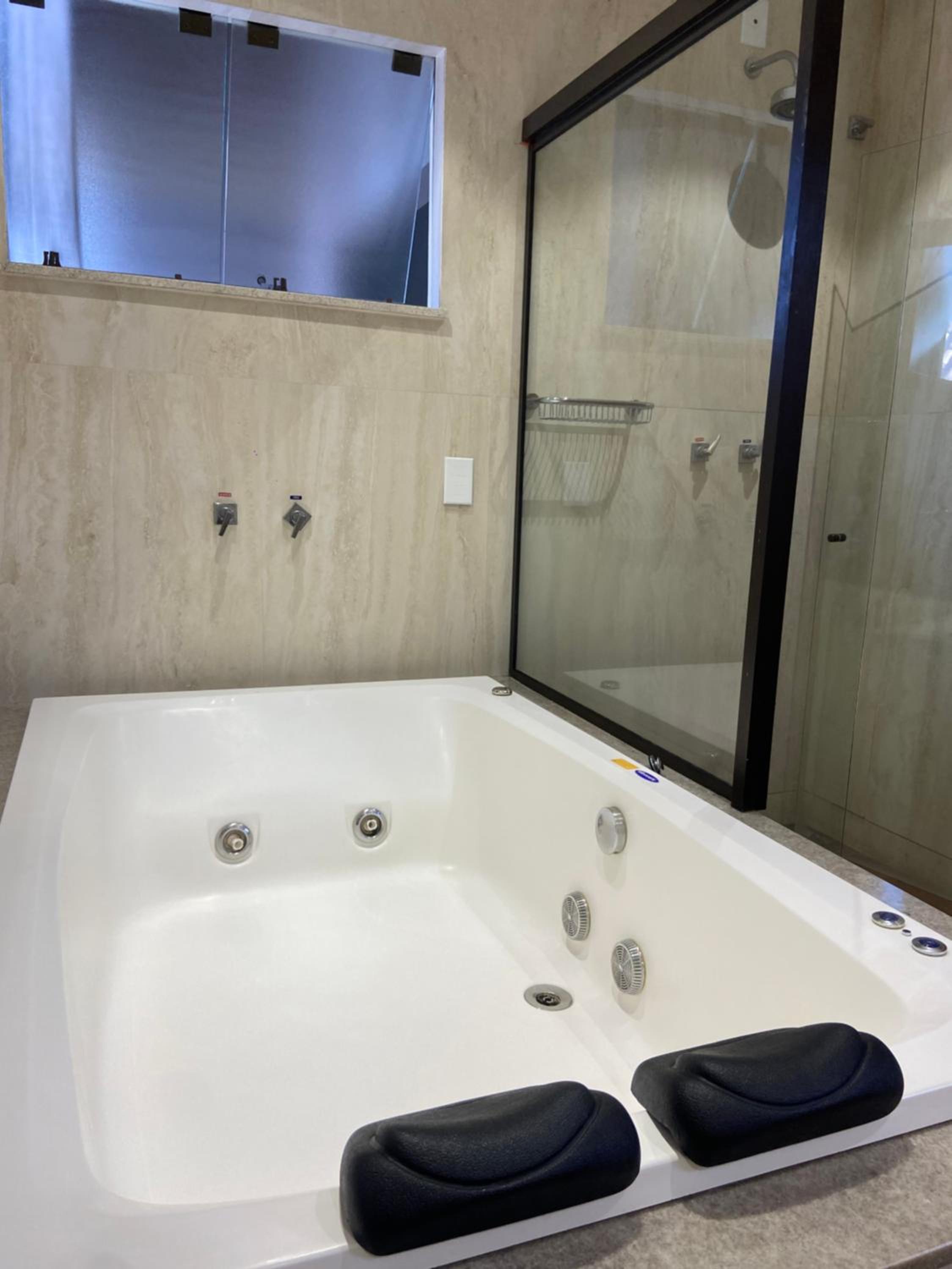 Deluxe Suite with Spa Bath - Photo 8