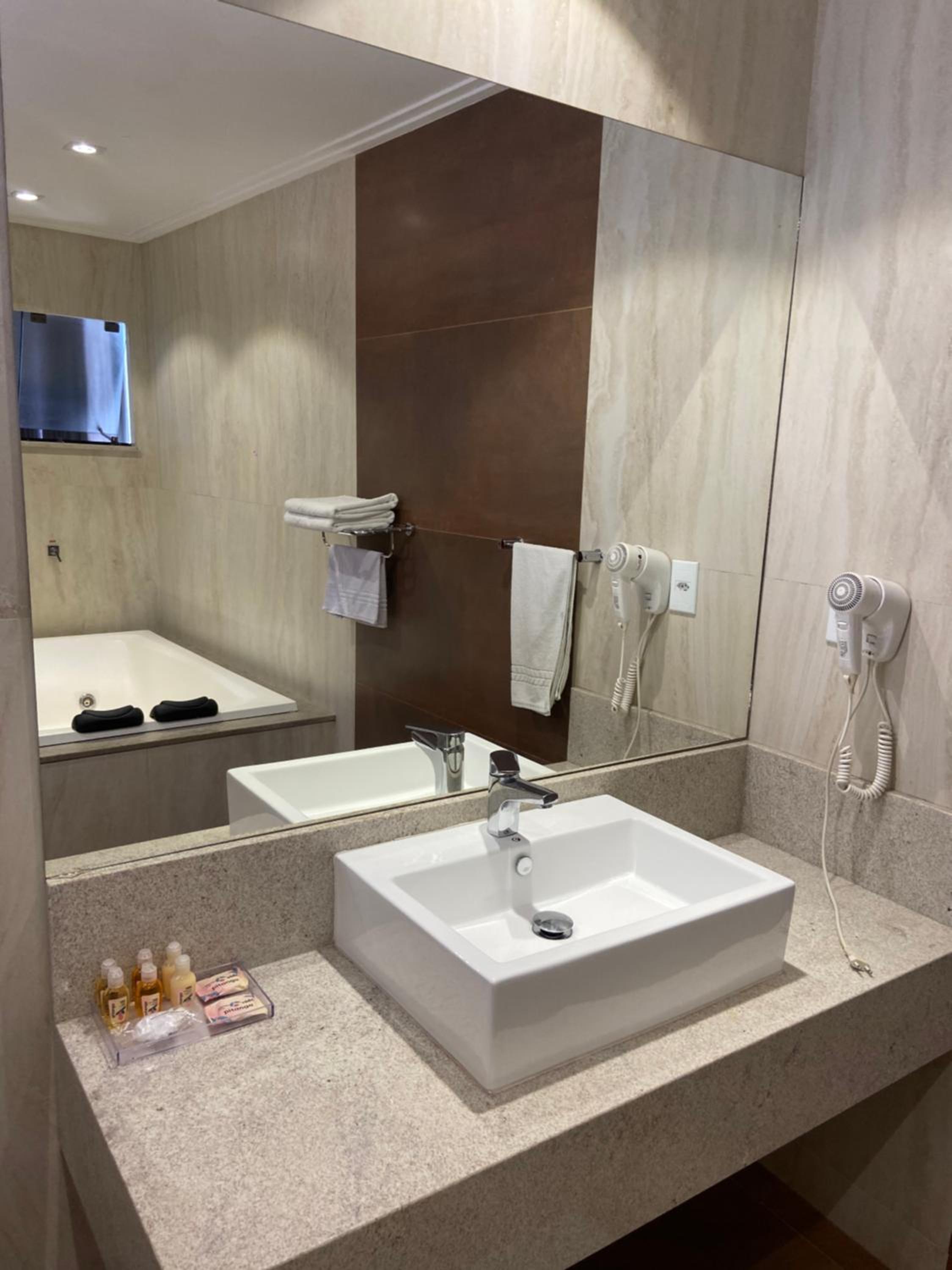 Deluxe Suite with Spa Bath - Photo 7