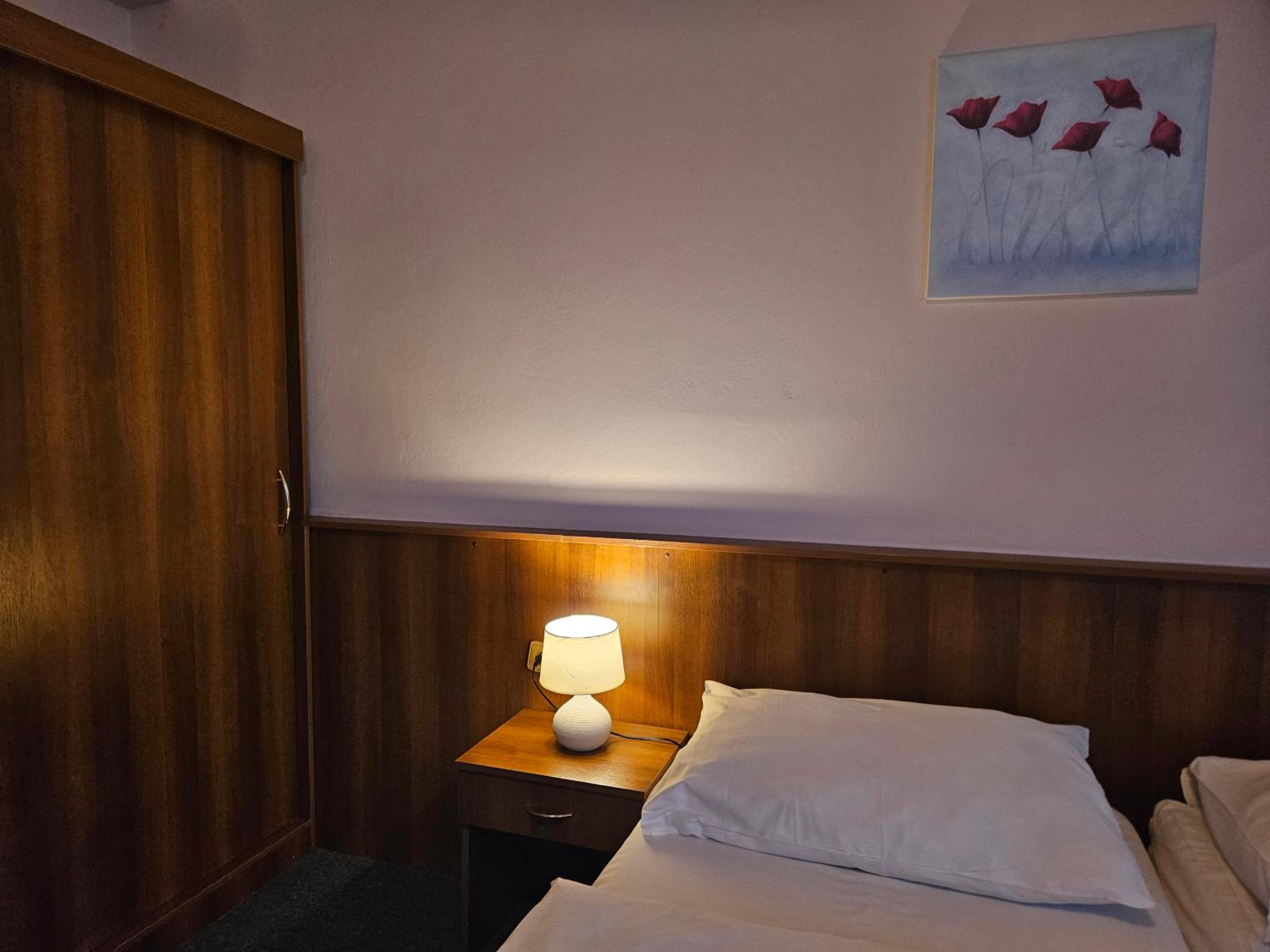 Quadruple Room with Private Bathroom - Photo 23