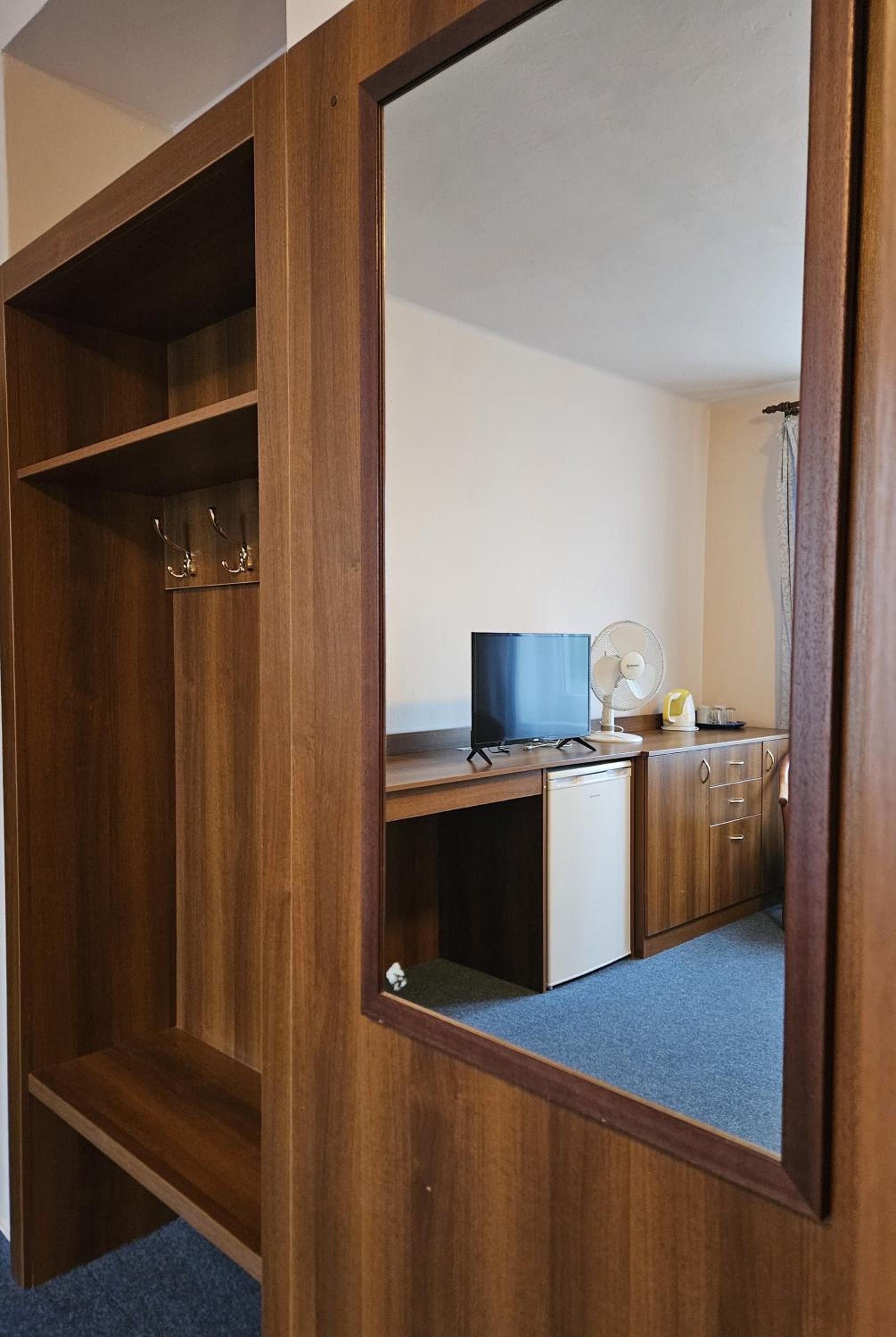 Quadruple Room with Private Bathroom - Photo 22