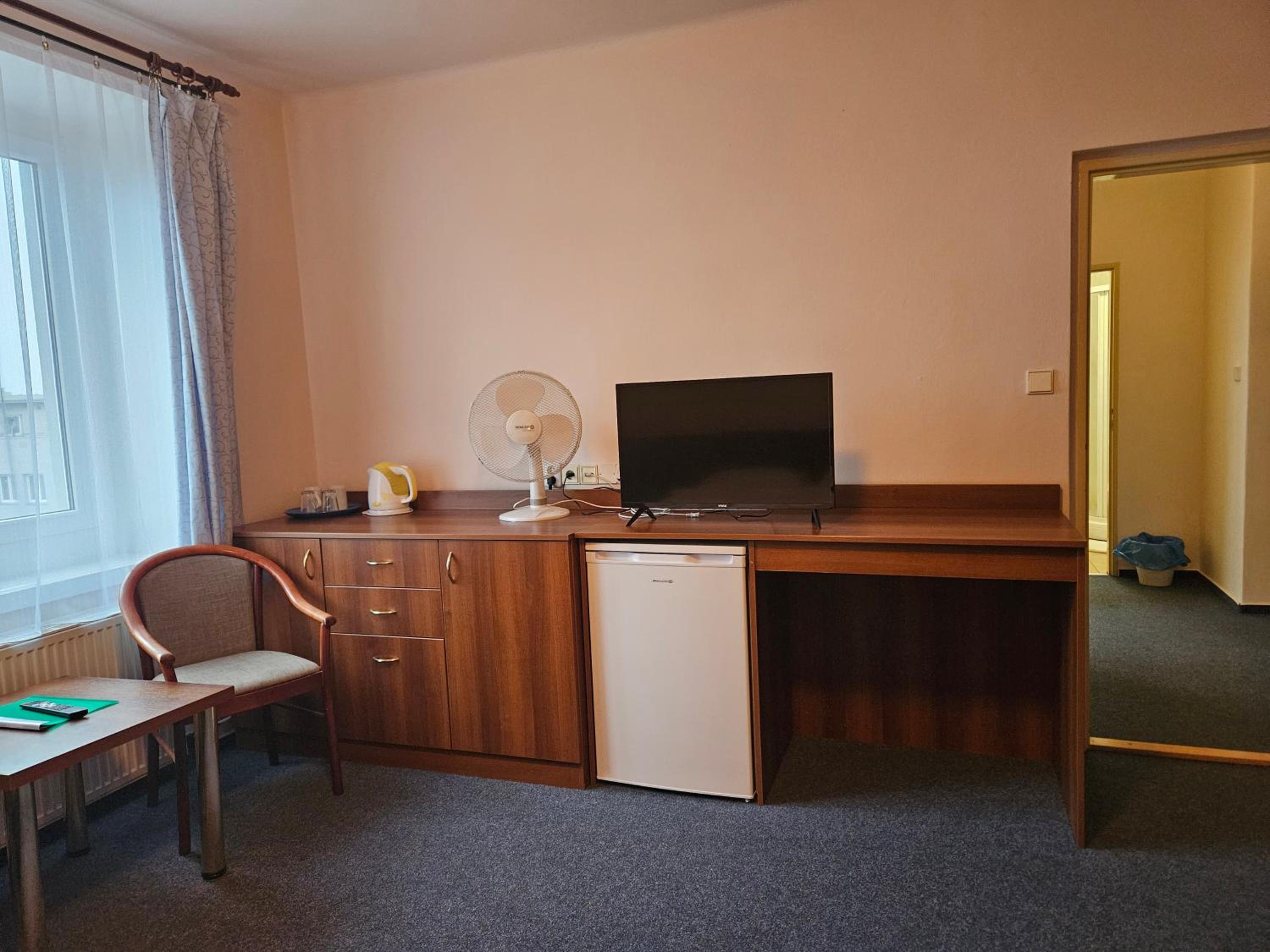 Quadruple Room with Private Bathroom - Photo 18