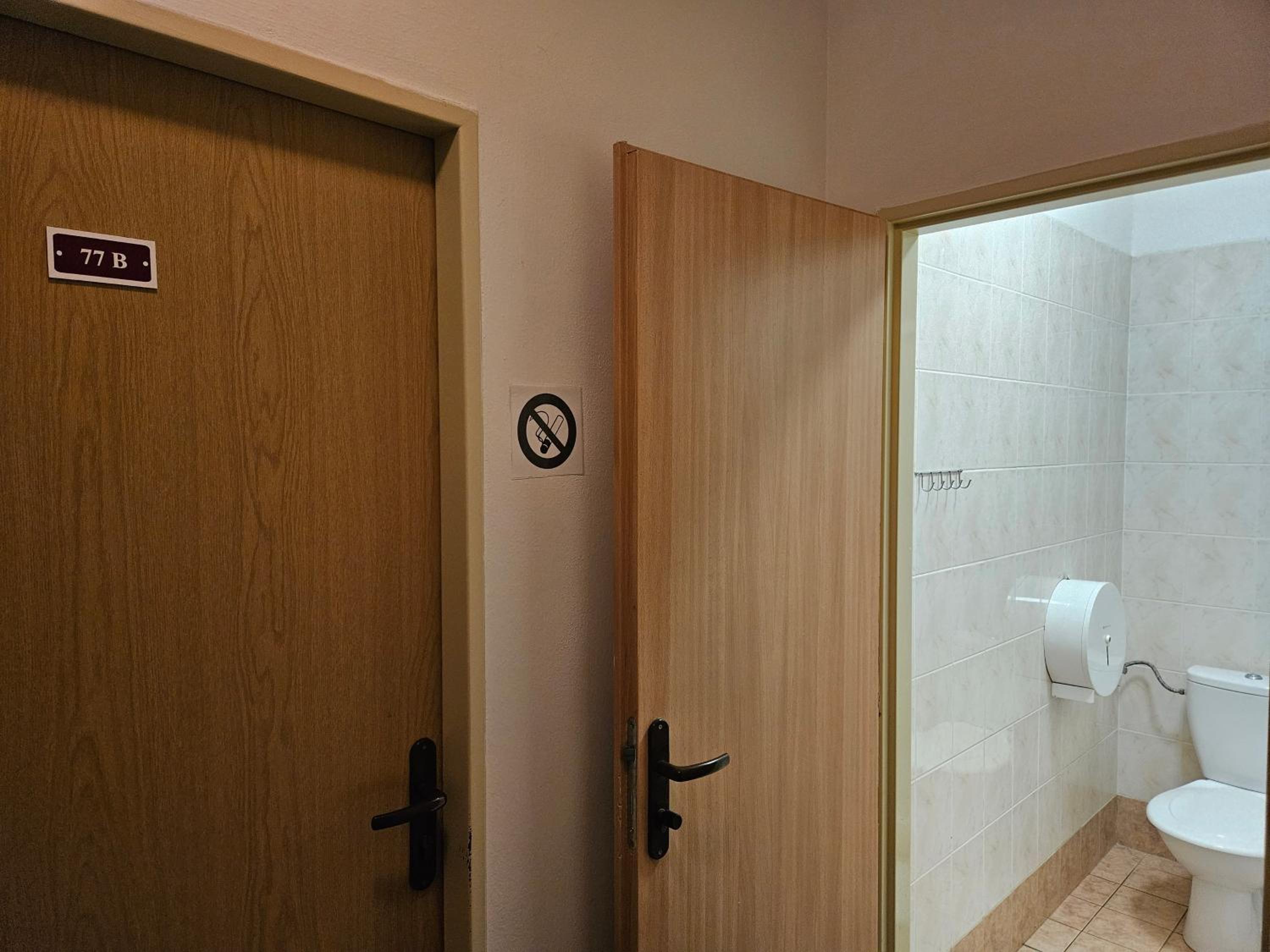 Quadruple Room with Private Bathroom - Photo 7