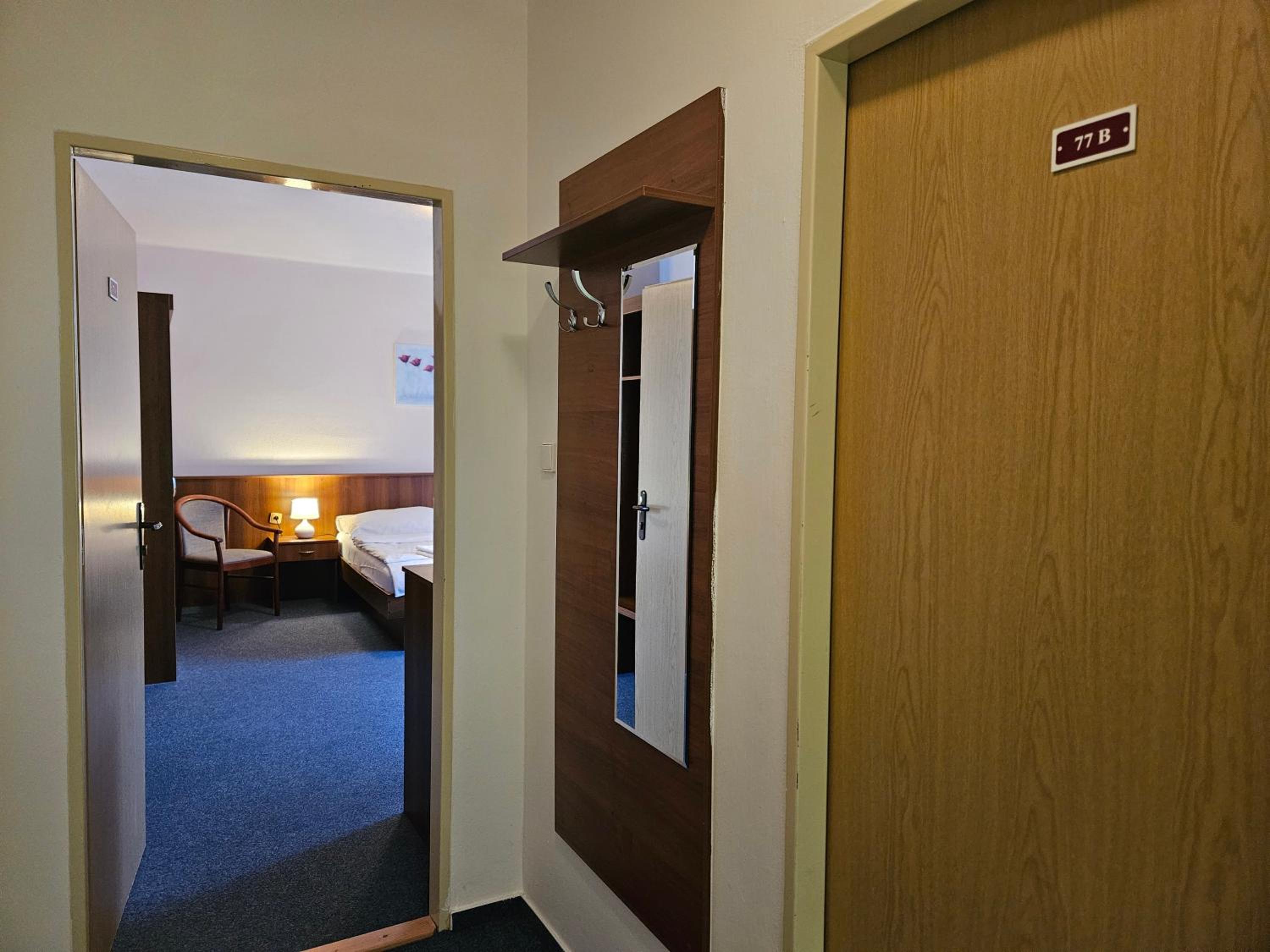 Quadruple Room with Private Bathroom - Photo 5