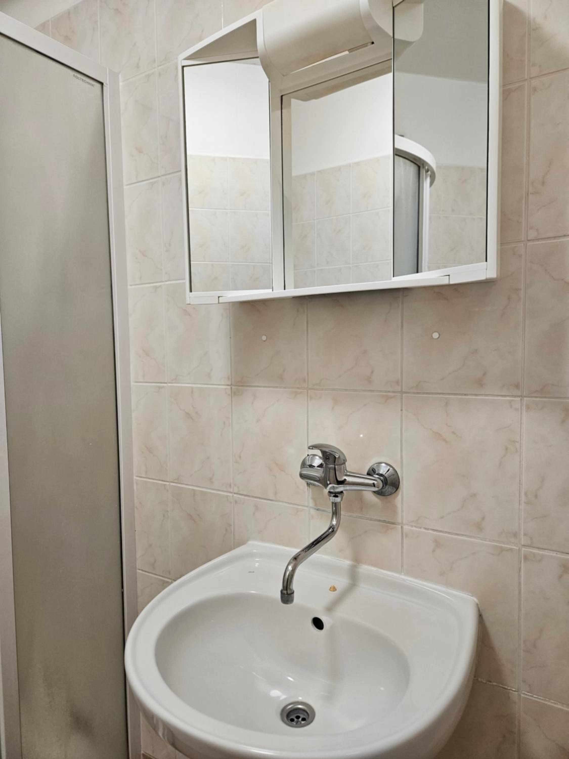 Quadruple Room with Private Bathroom - Photo 2