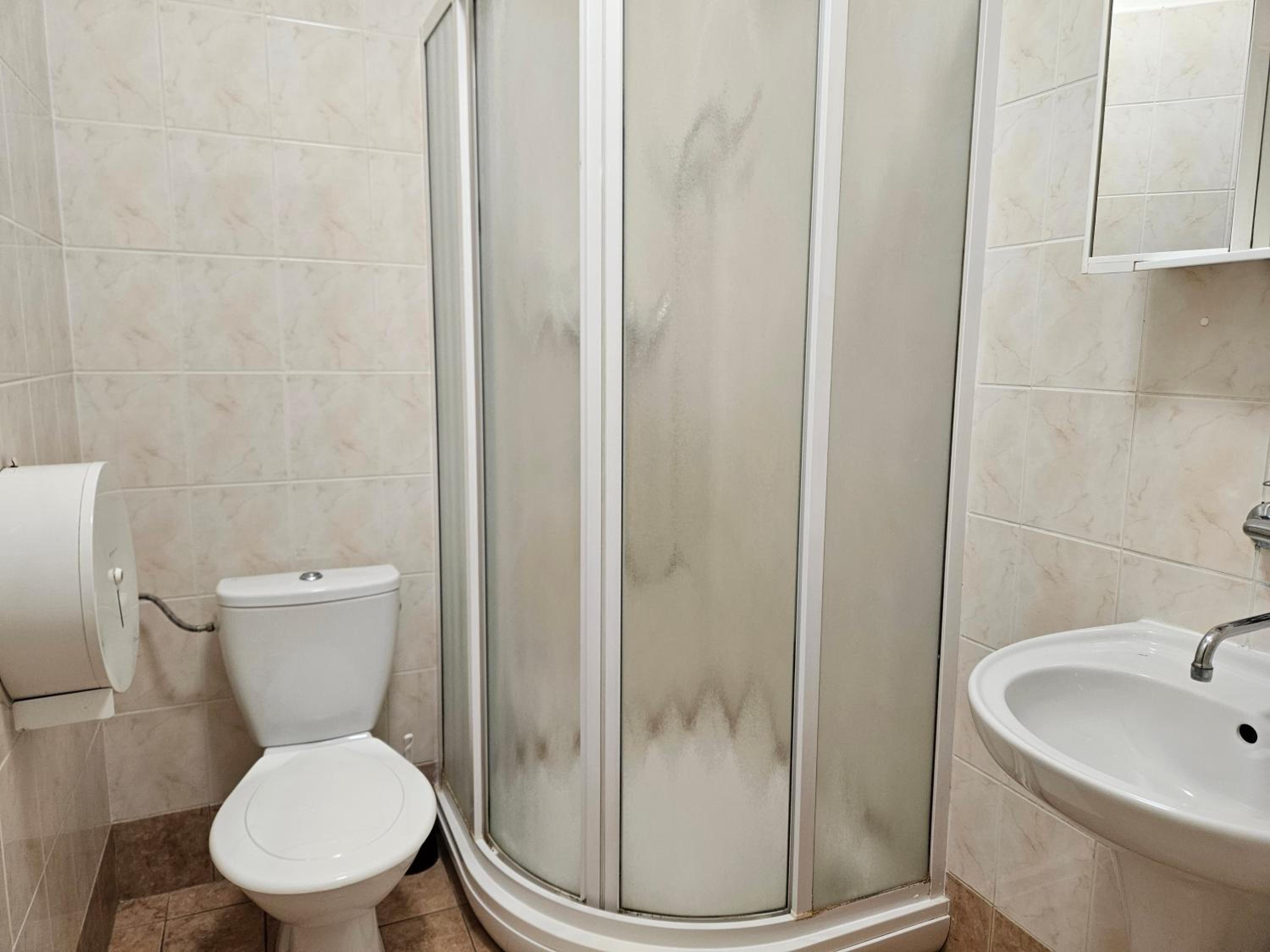 Quadruple Room with Private Bathroom - Photo 15