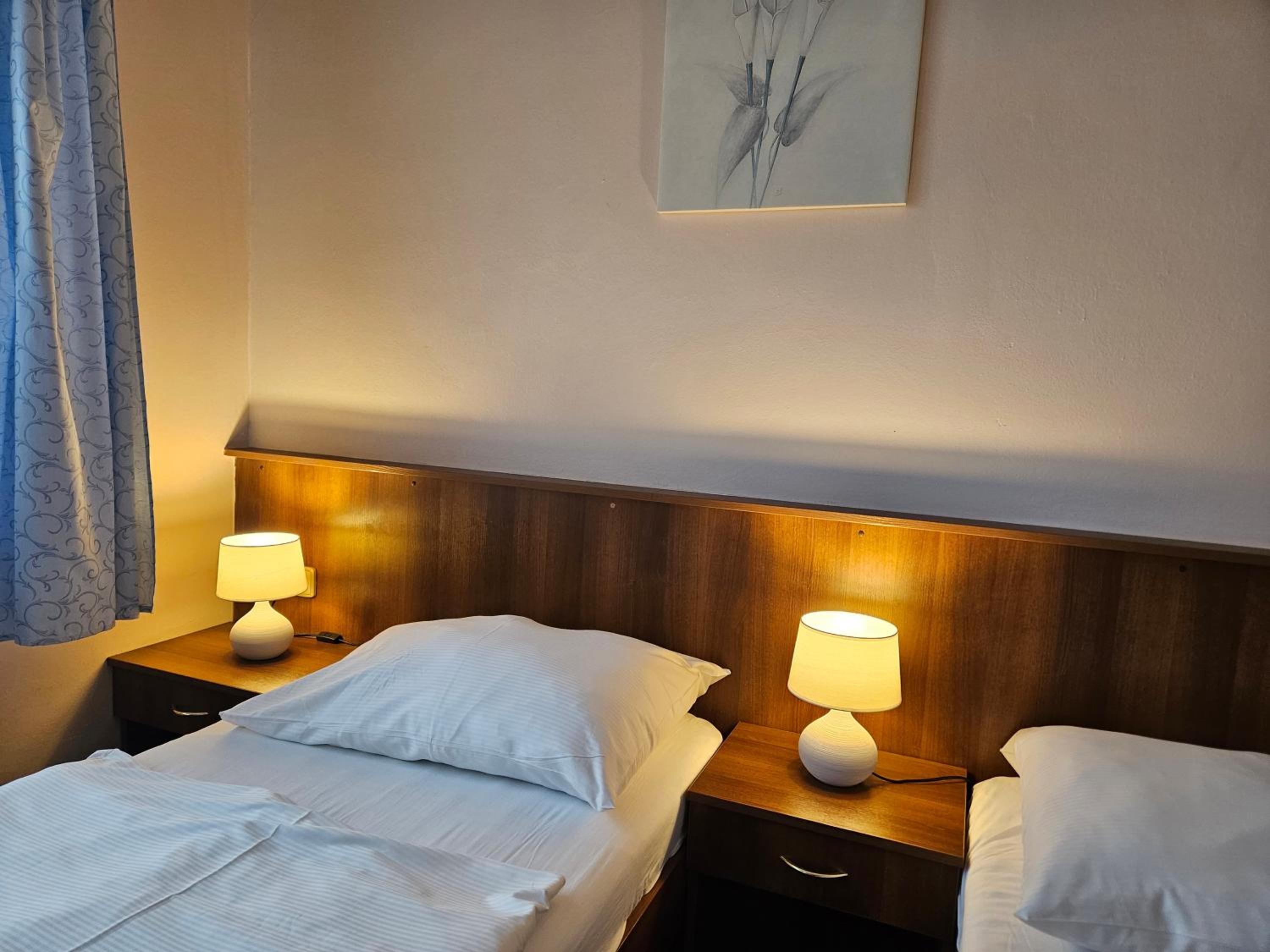 Quadruple Room with Private Bathroom - Photo 20