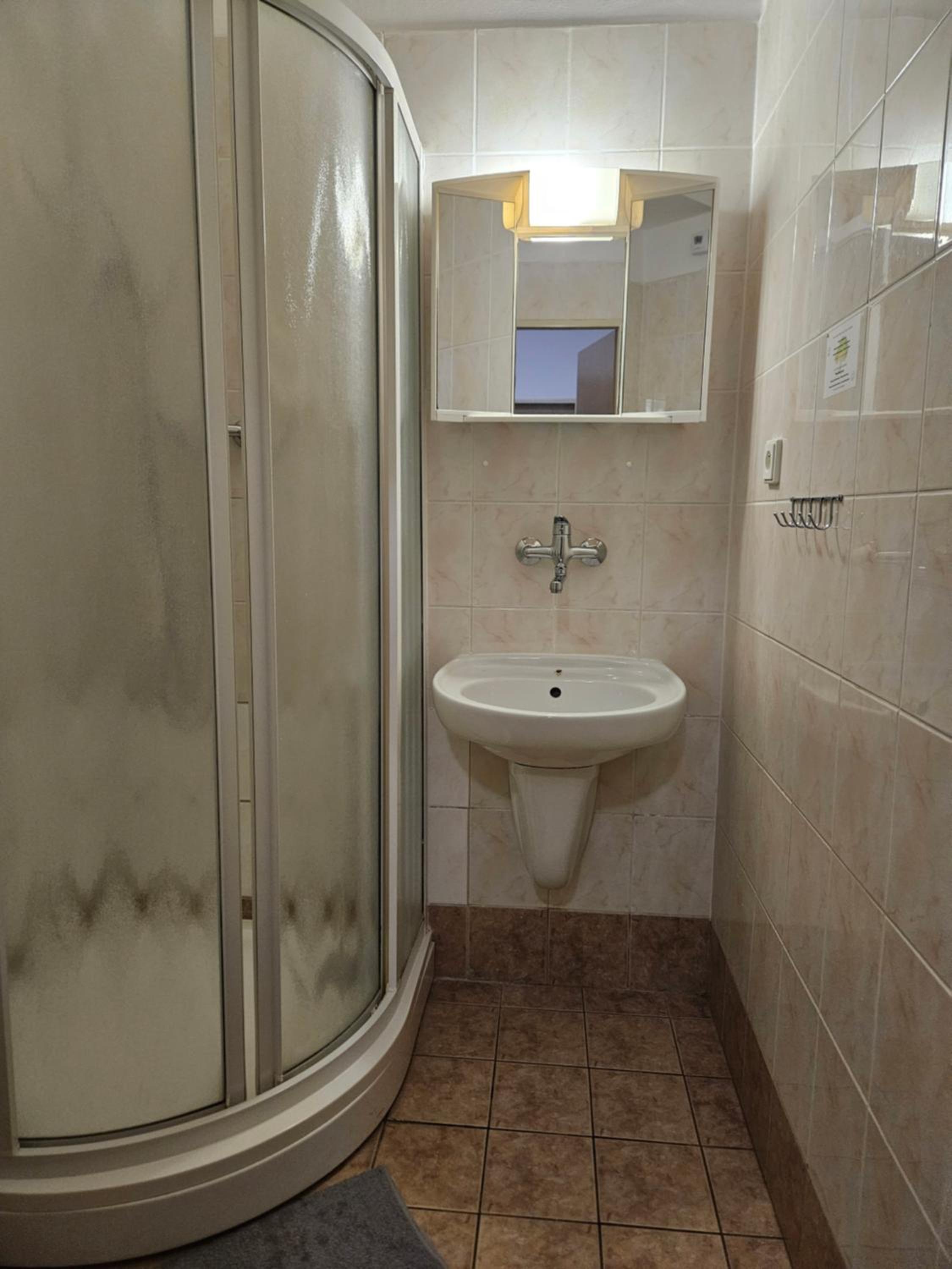 Quadruple Room with Private Bathroom - Photo 14