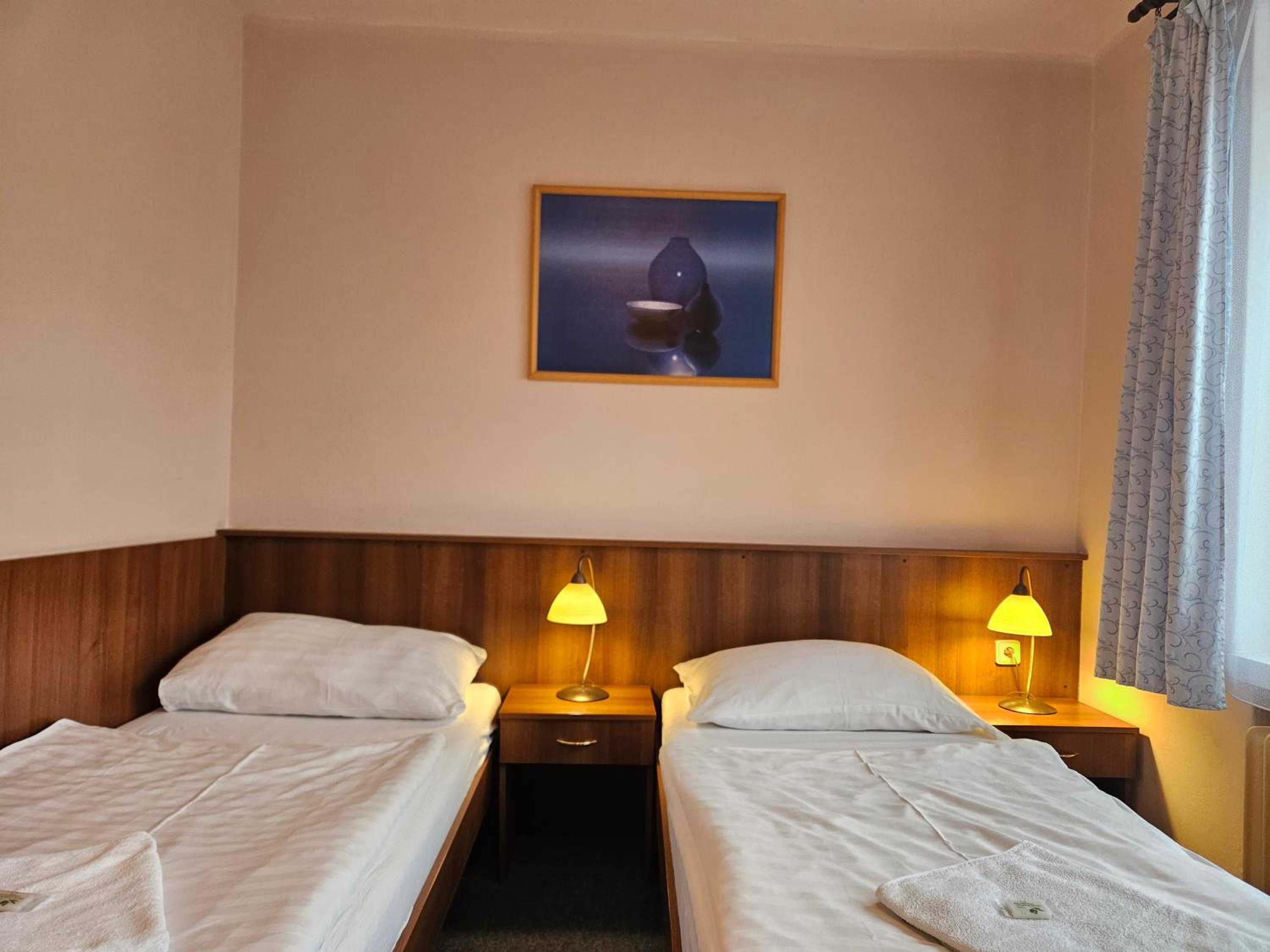 Quadruple Room with Private Bathroom - Photo 10