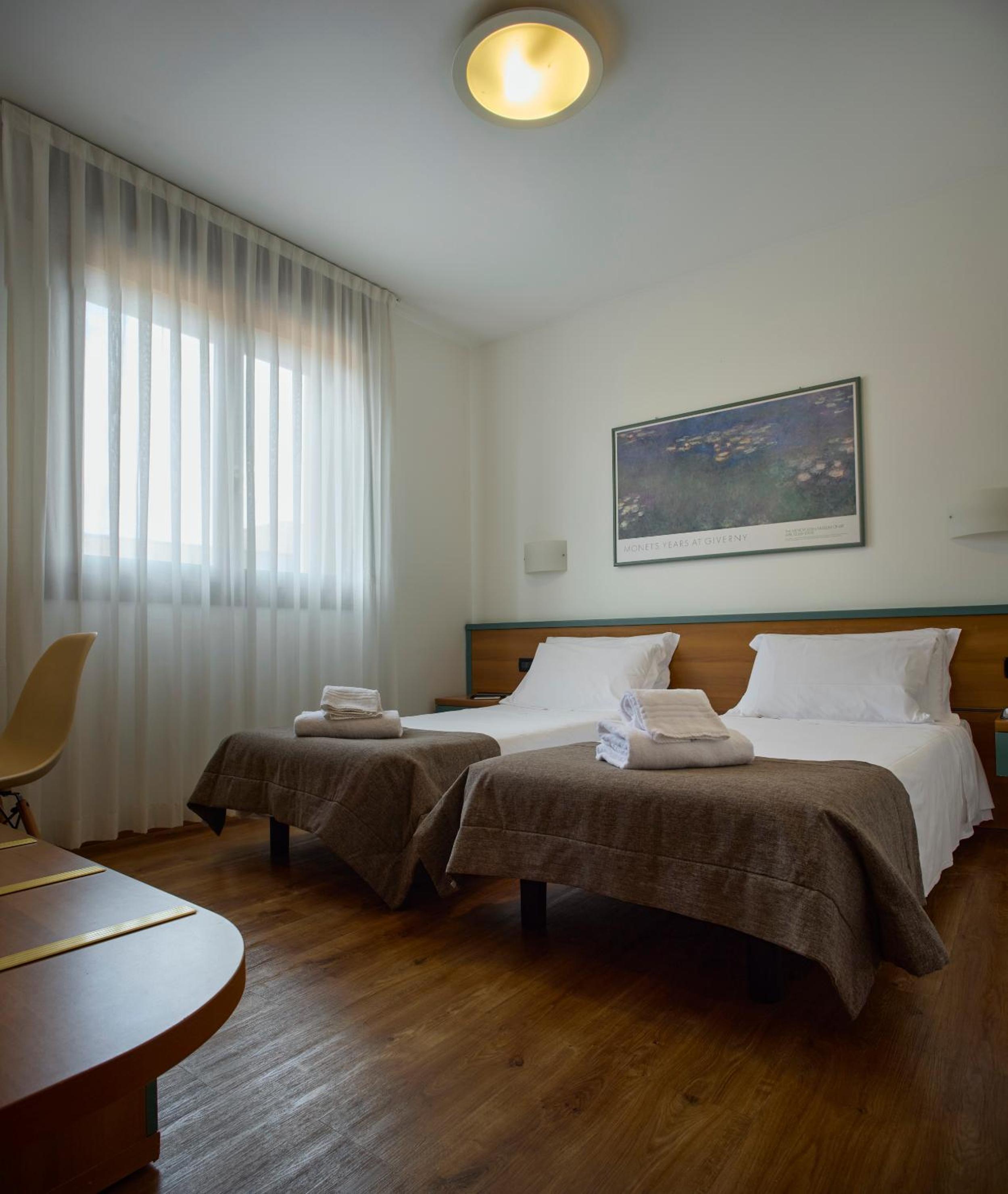 Standard Twin Room - Photo 1